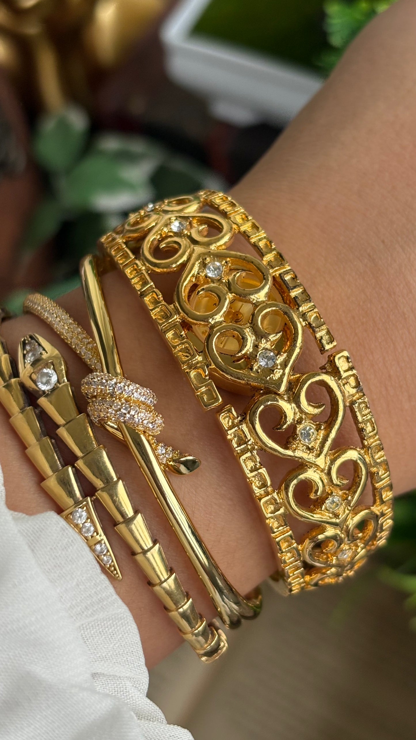 Extremely Rare Vintage Aphrodite’s Peekaboo Watch in Gold Tone Heart Details Greek Style