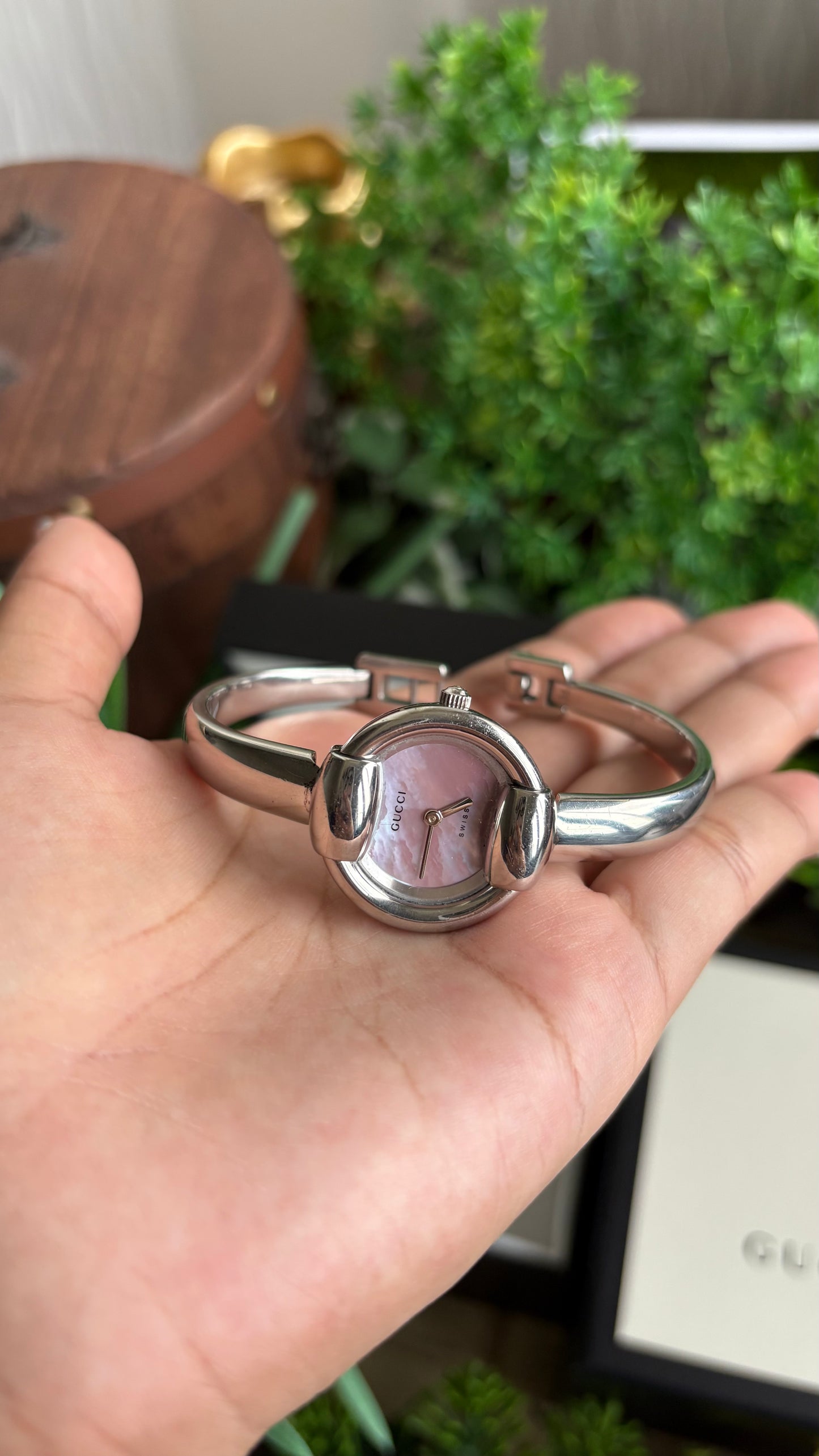 Vintage Gucci 1400L Watch in Silver Tone Mother of Pearl Pink Dial with Gucci Box