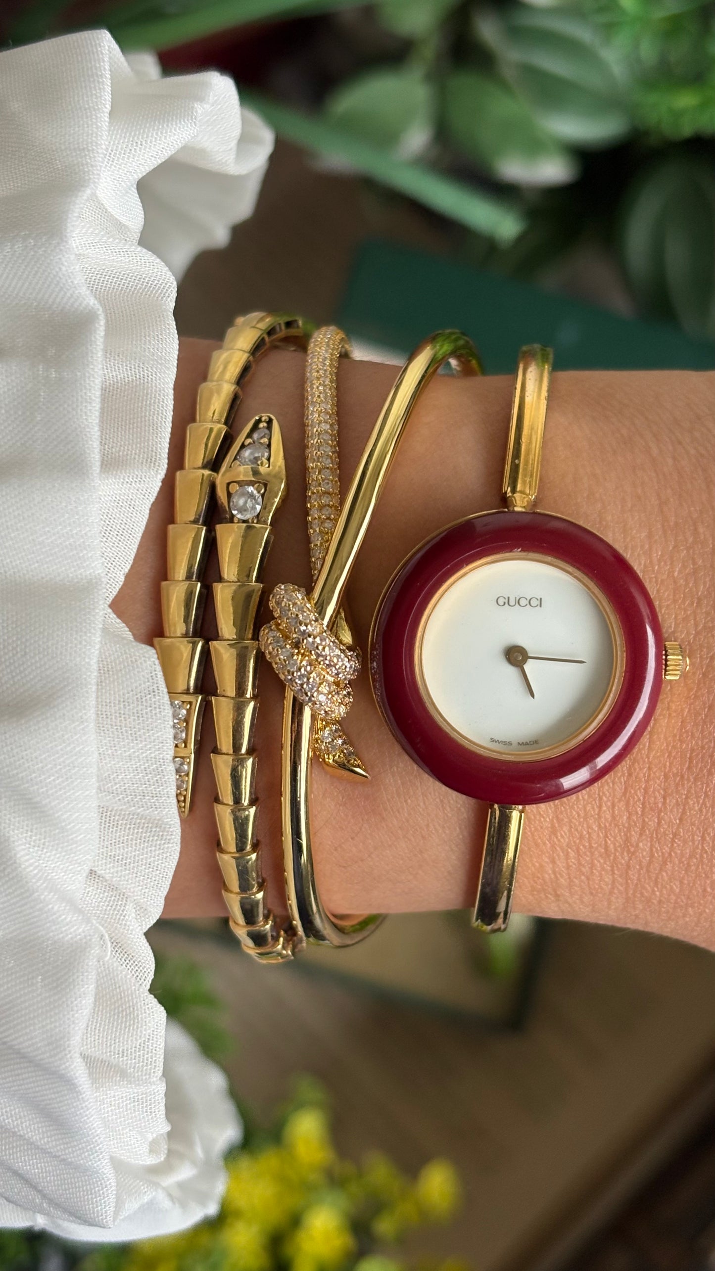 Vintage Gucci 1100L Interchangeable Bezel Set Bangle Watch in Gold Tone