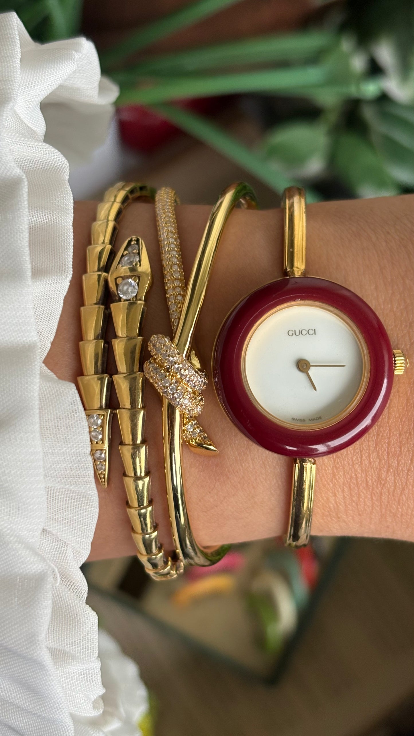 Vintage Gucci 1100L Interchangeable Bezel Set Bangle Watch in Gold Tone