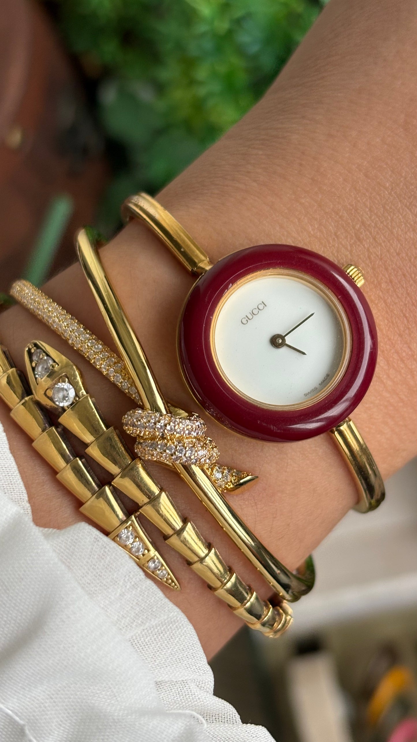 Vintage Gucci 1100L Interchangeable Bezel Set Bangle Watch in Gold Tone