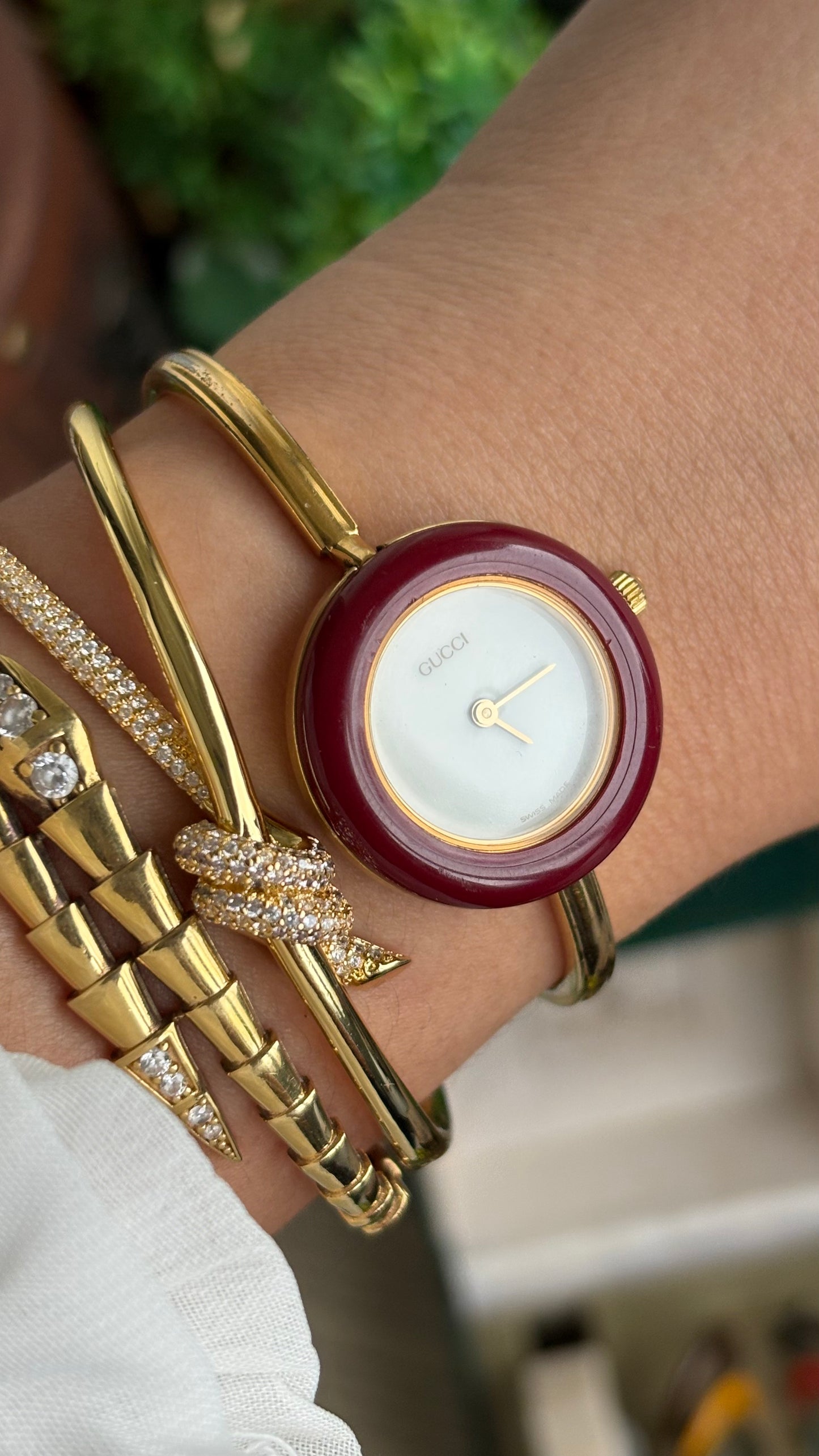 Vintage Gucci 1100L Interchangeable Bezel Set Bangle Watch in Gold Tone