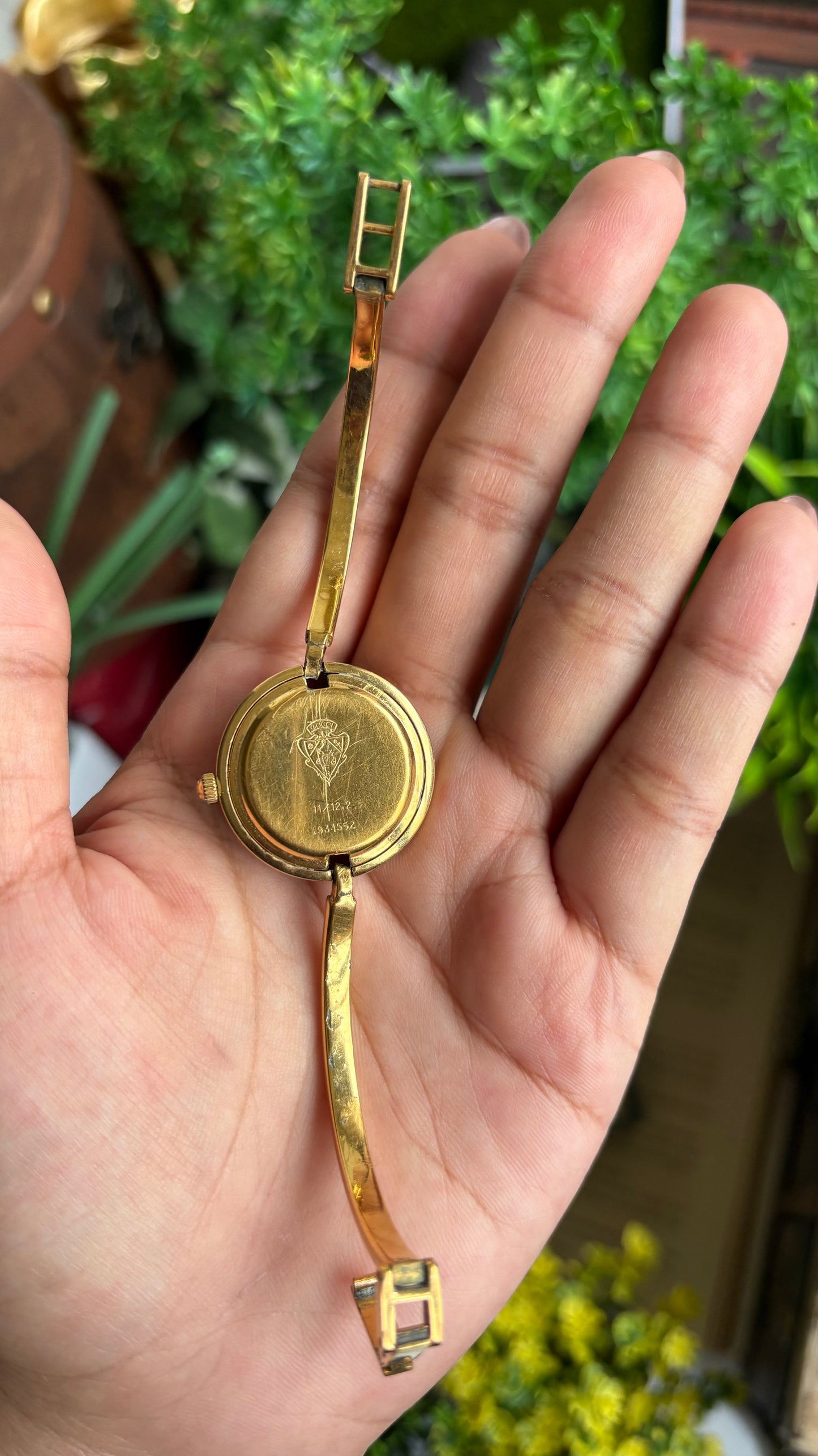 Vintage Gucci 1100L Interchangeable Bezel Set Bangle Watch in Gold Tone