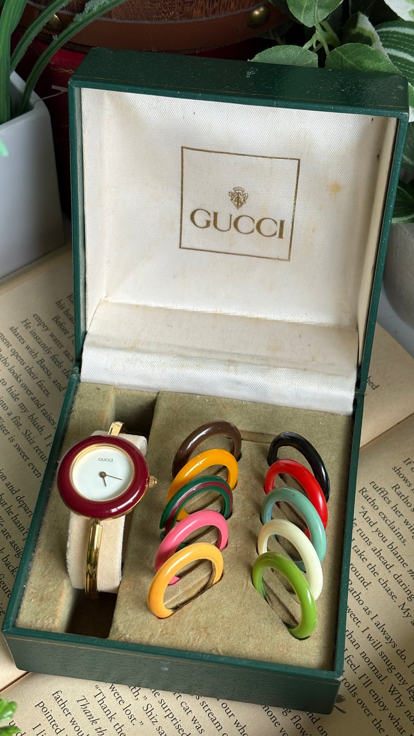 Vintage Gucci 1100L Interchangeable Bezel Set Bangle Watch in Gold Tone