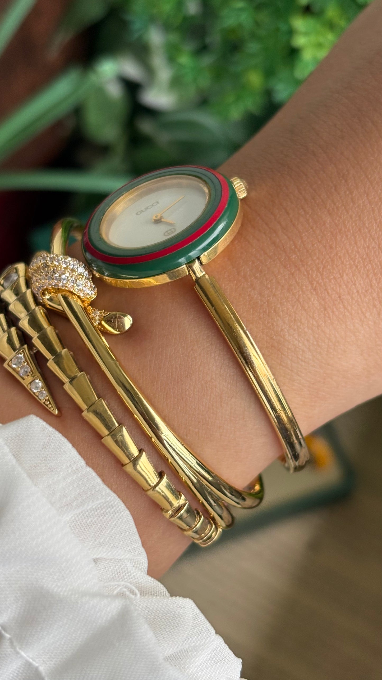 Vintage Gucci 1100L Interchangeable Bezel Set Bangle Watch in Gold Tone