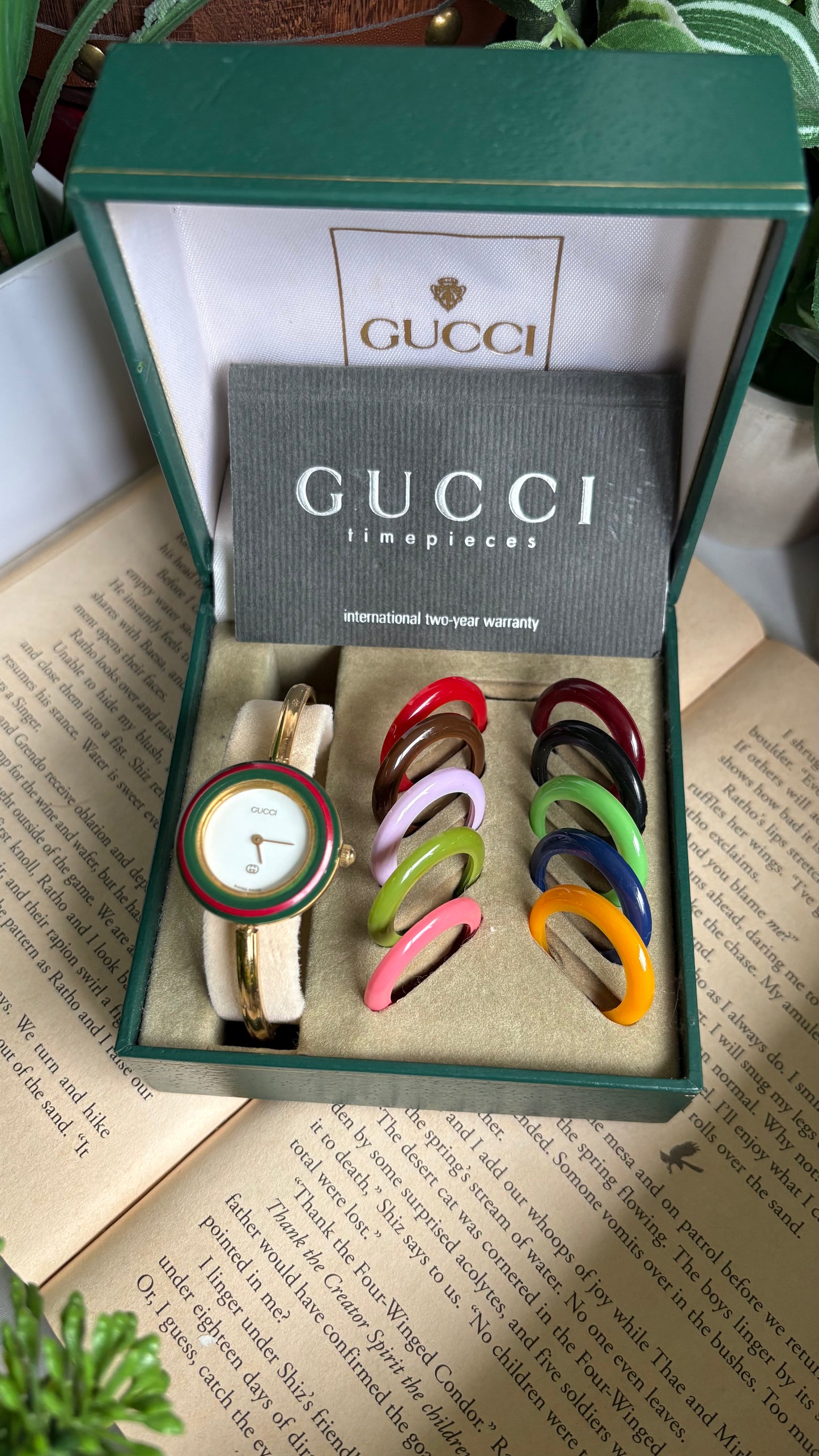 Vintage Gucci 1100L Interchangeable Bezel Set Bangle Watch in Gold Tone