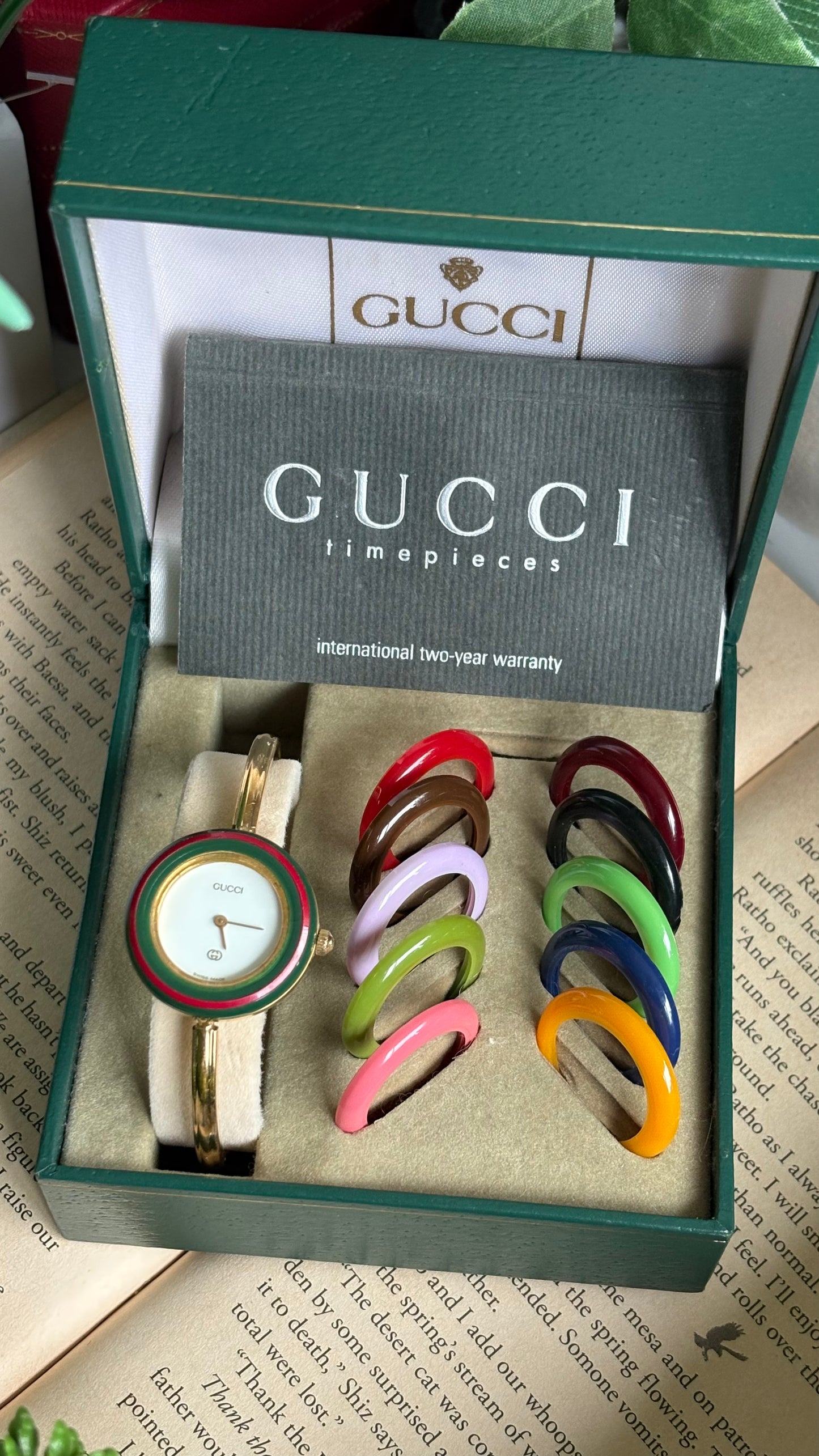 Vintage Gucci 1100L Interchangeable Bezel Set Bangle Watch in Gold Tone