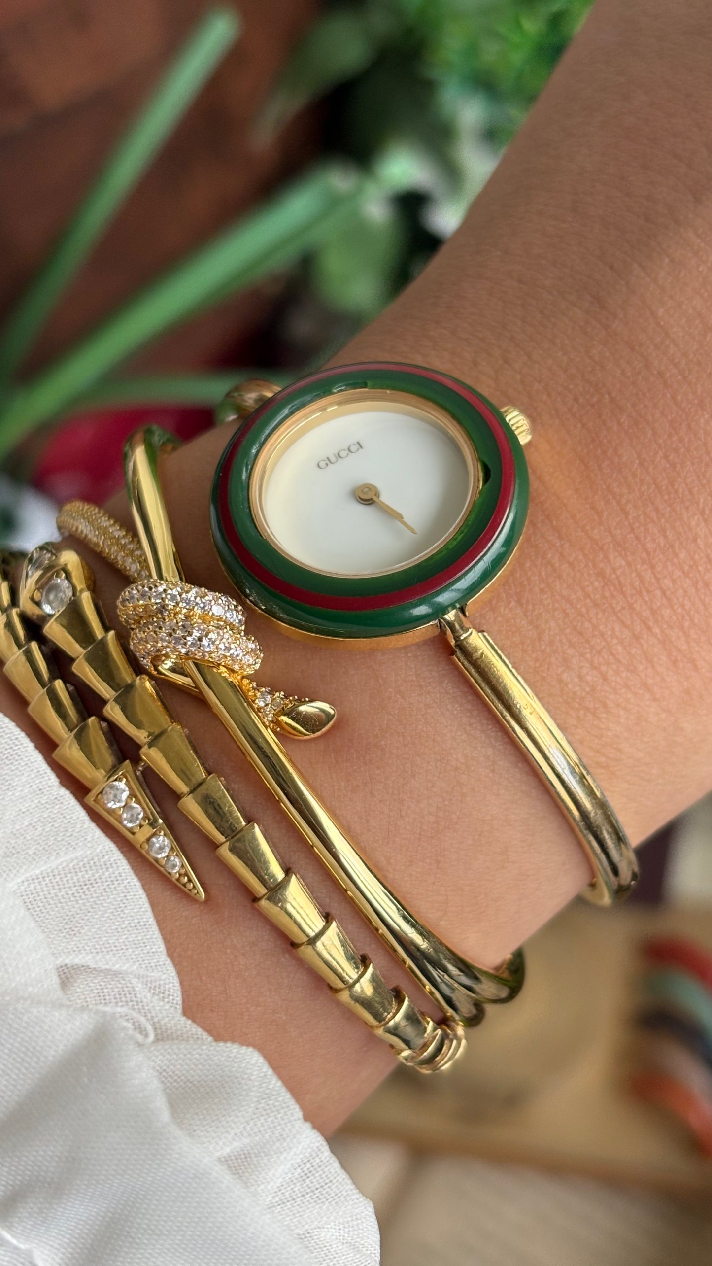 Vintage Gucci 1100L Interchangeable Bezel Set Bangle Watch in Gold Tone