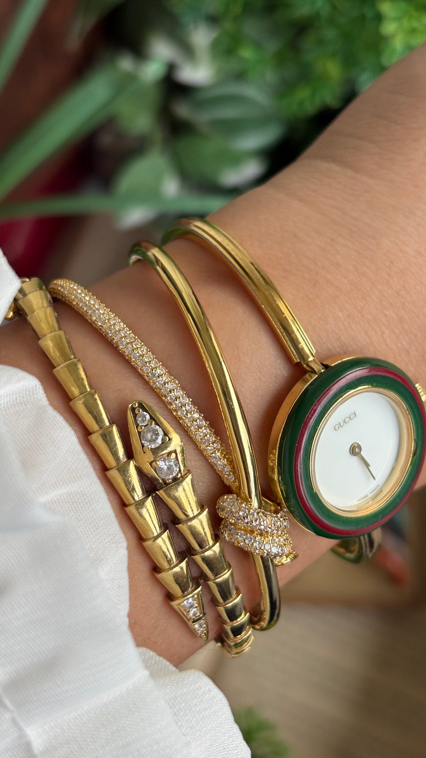 Vintage Gucci 1100L Interchangeable Bezel Set Bangle Watch in Gold Tone