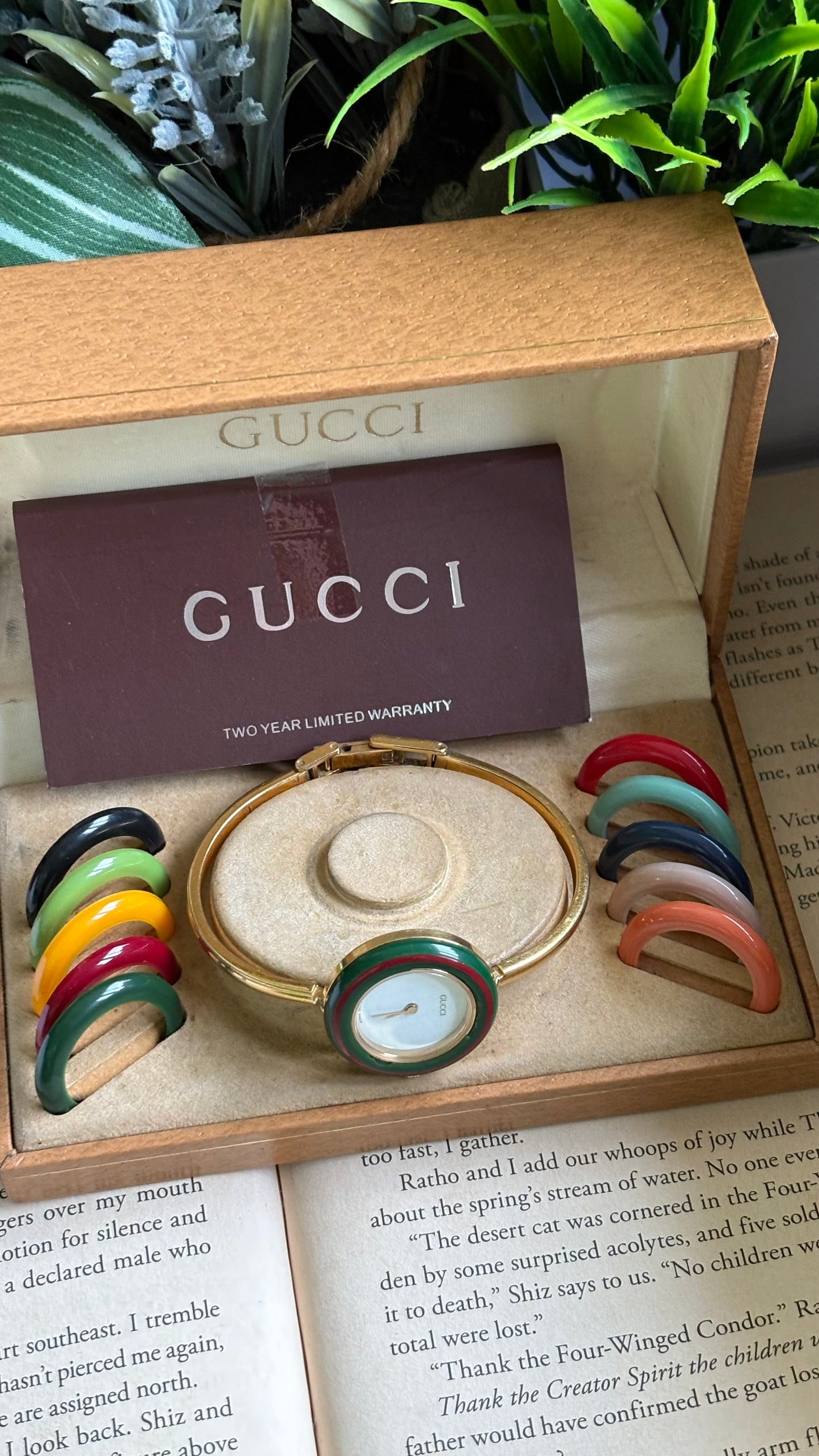 Vintage Gucci 1100L Interchangeable Bezel Set Bangle Watch in Gold Tone