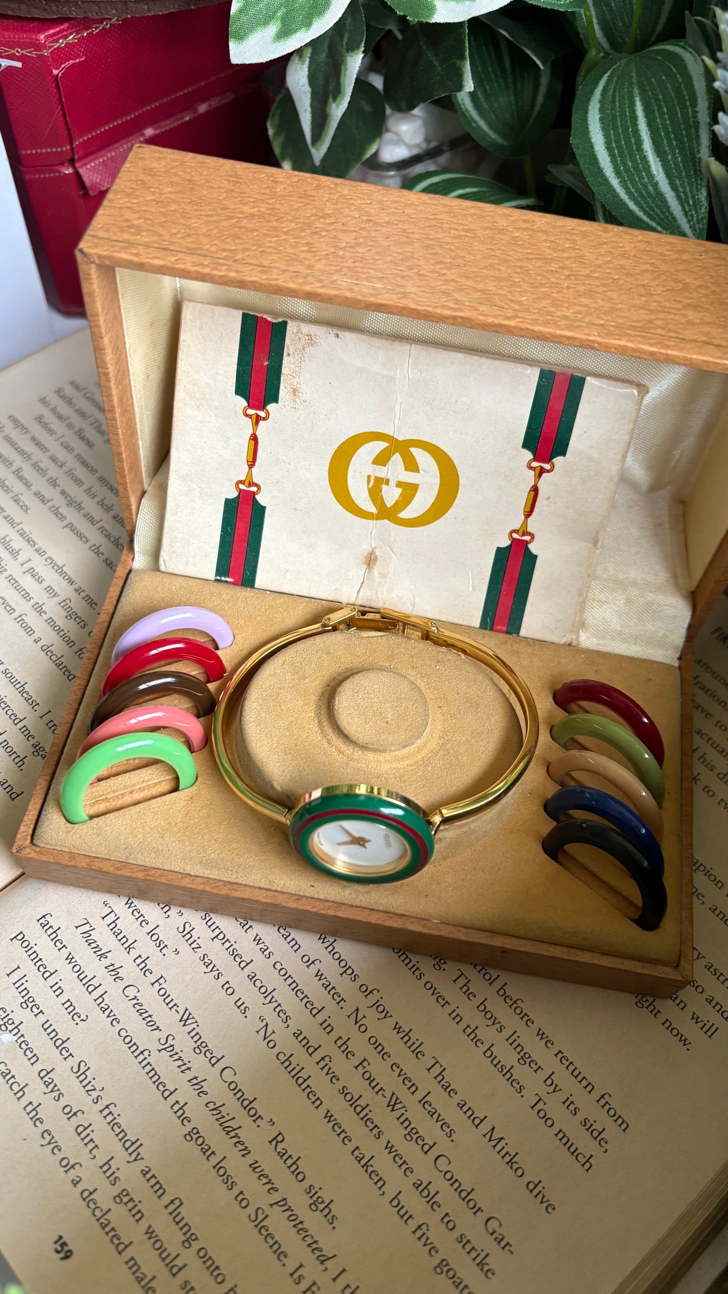 Vintage Gucci 1100L Interchangeable Bezel Set Bangle Watch in Gold Tone