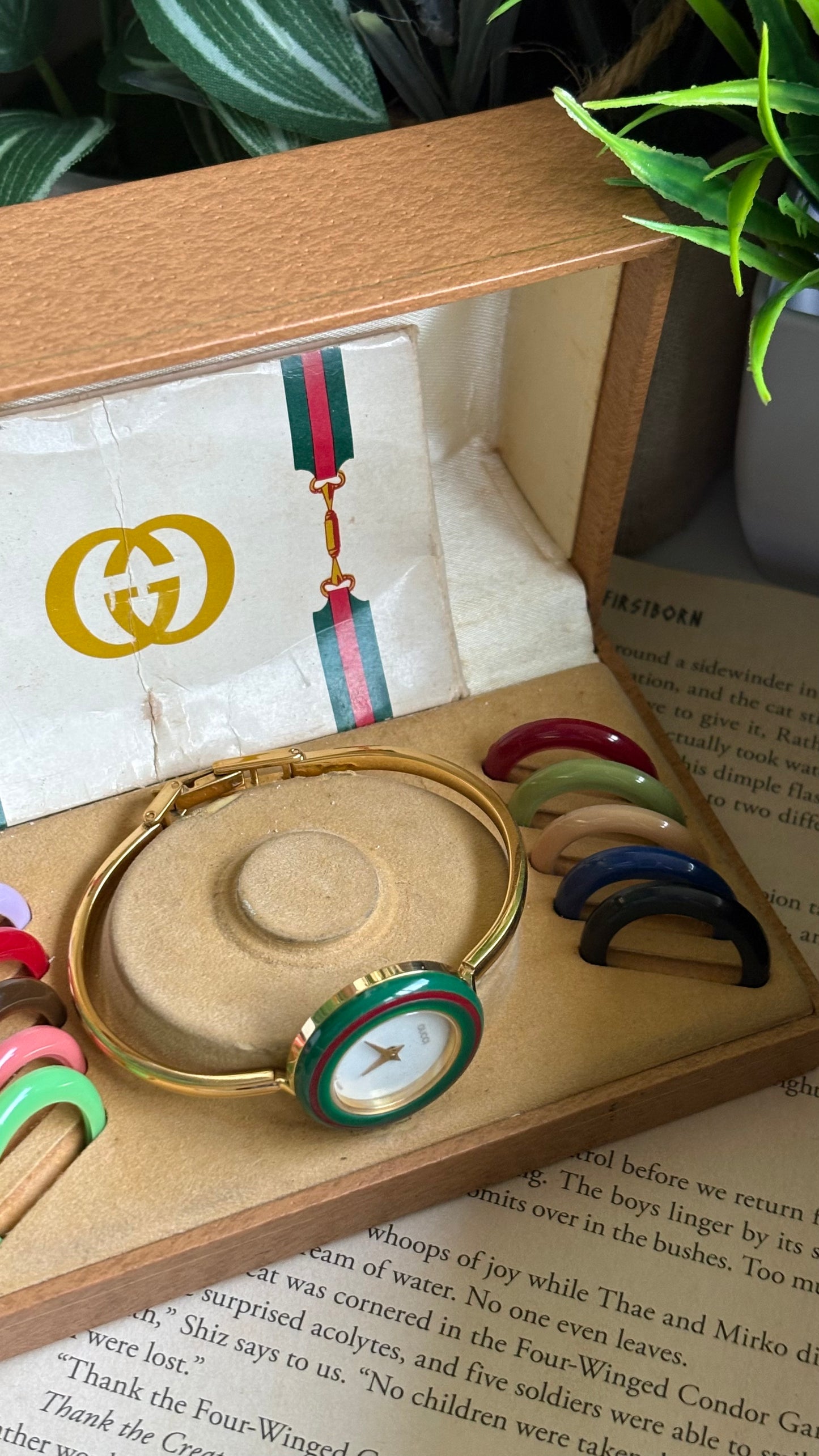 Vintage Gucci 1100L Interchangeable Bezel Set Bangle Watch in Gold Tone