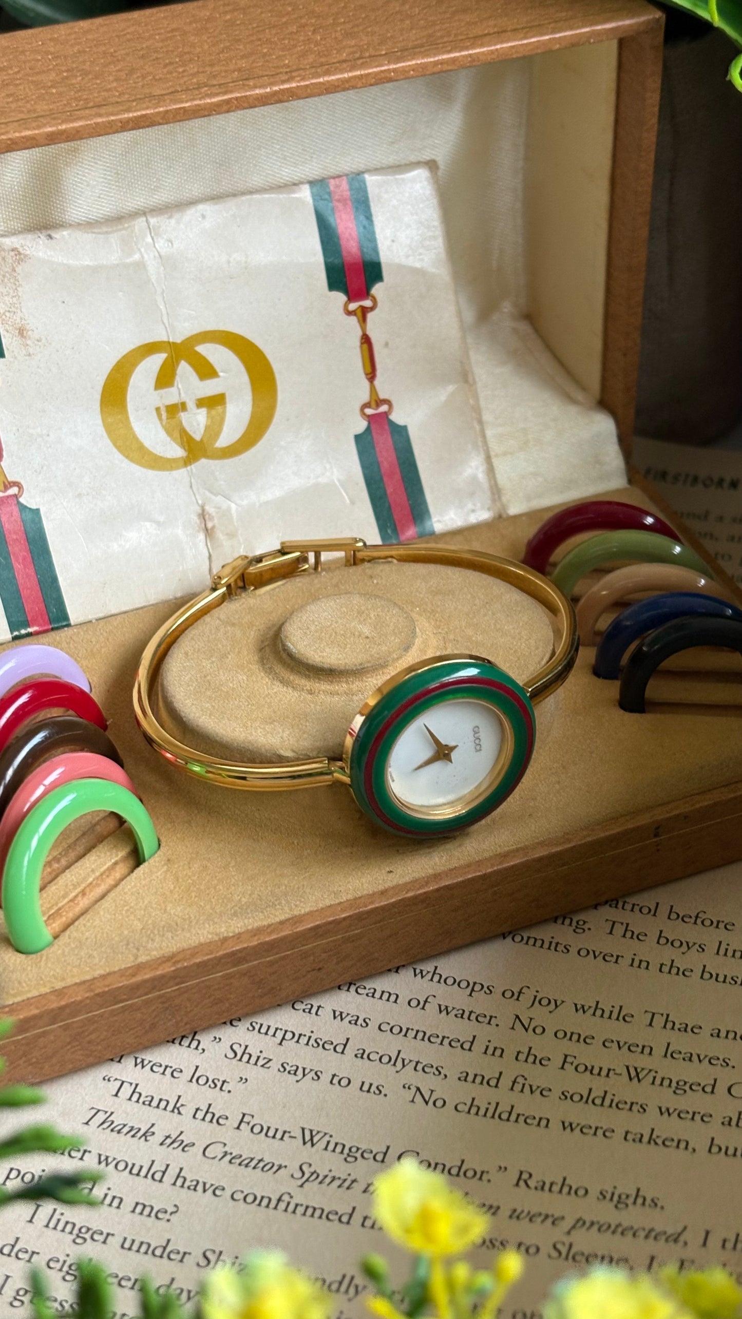 Vintage Gucci 1100L Interchangeable Bezel Set Bangle Watch in Gold Tone