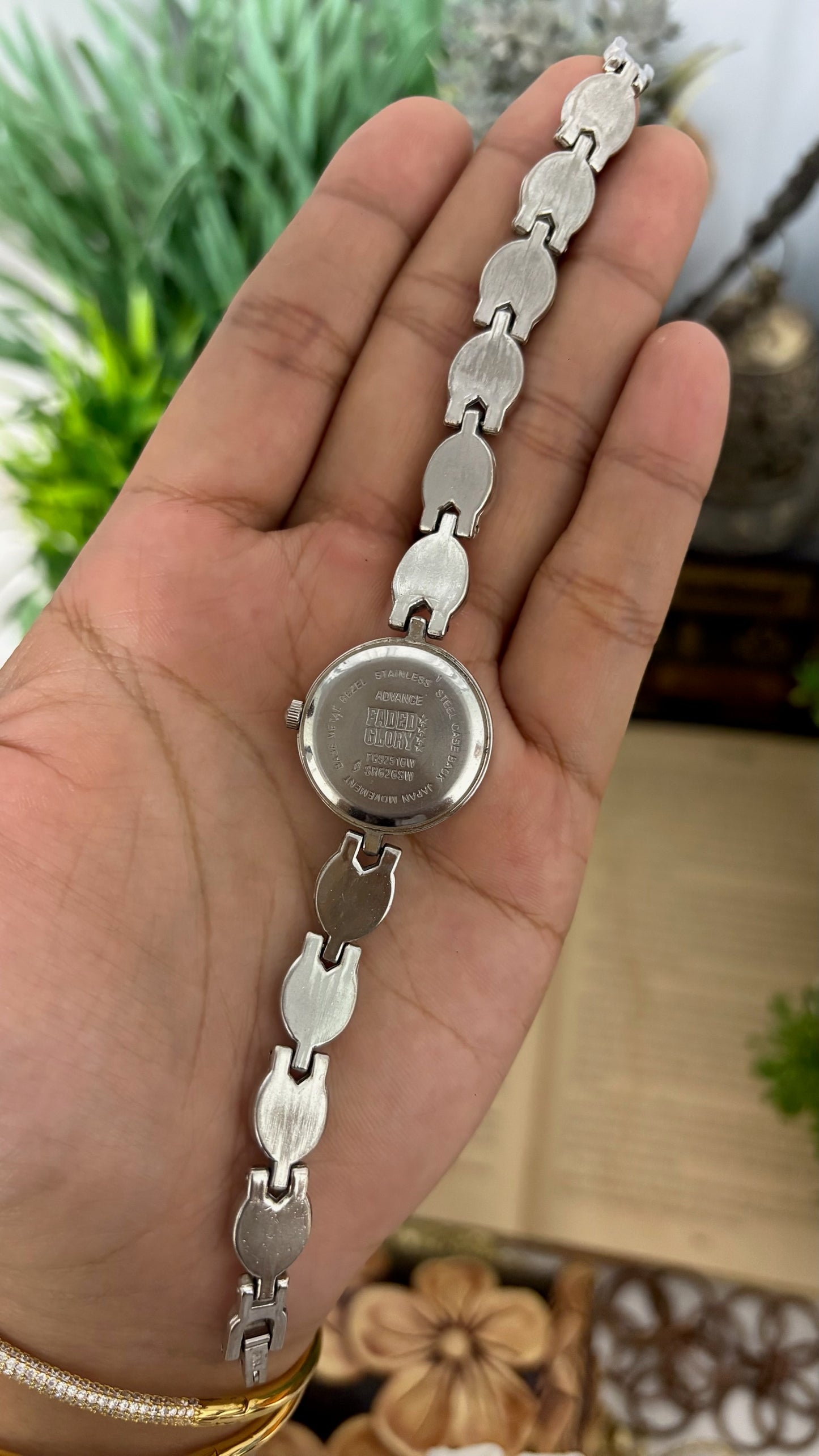 Vintage Faded Glory Petite Round Face Watch with Heart Shaped Links in Silver Tone Light Blue Dial Quartz