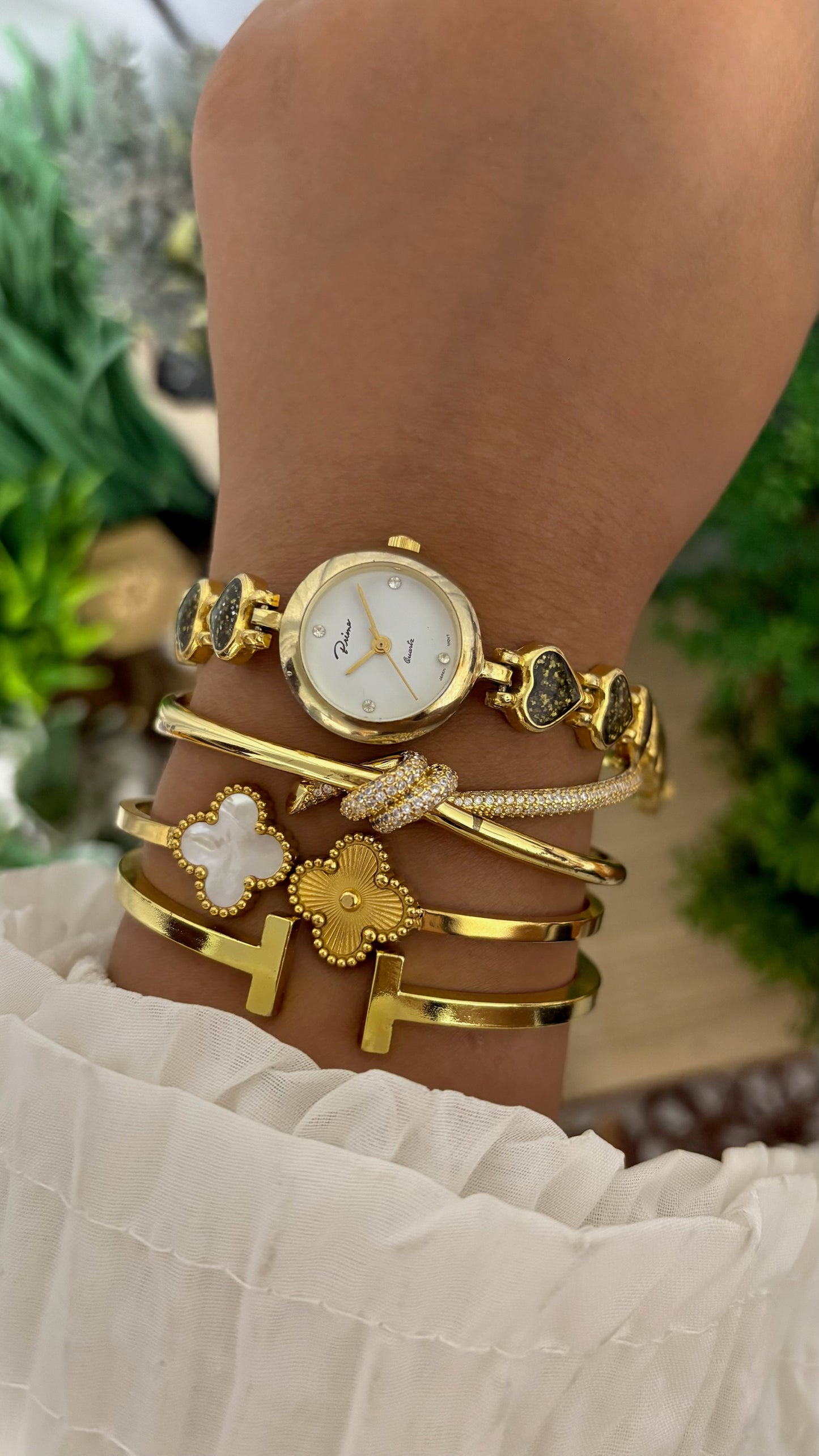 Vintage Prime Round Face Watch with Glittery Green Heart Links in Gold Tone White Dial Quartz