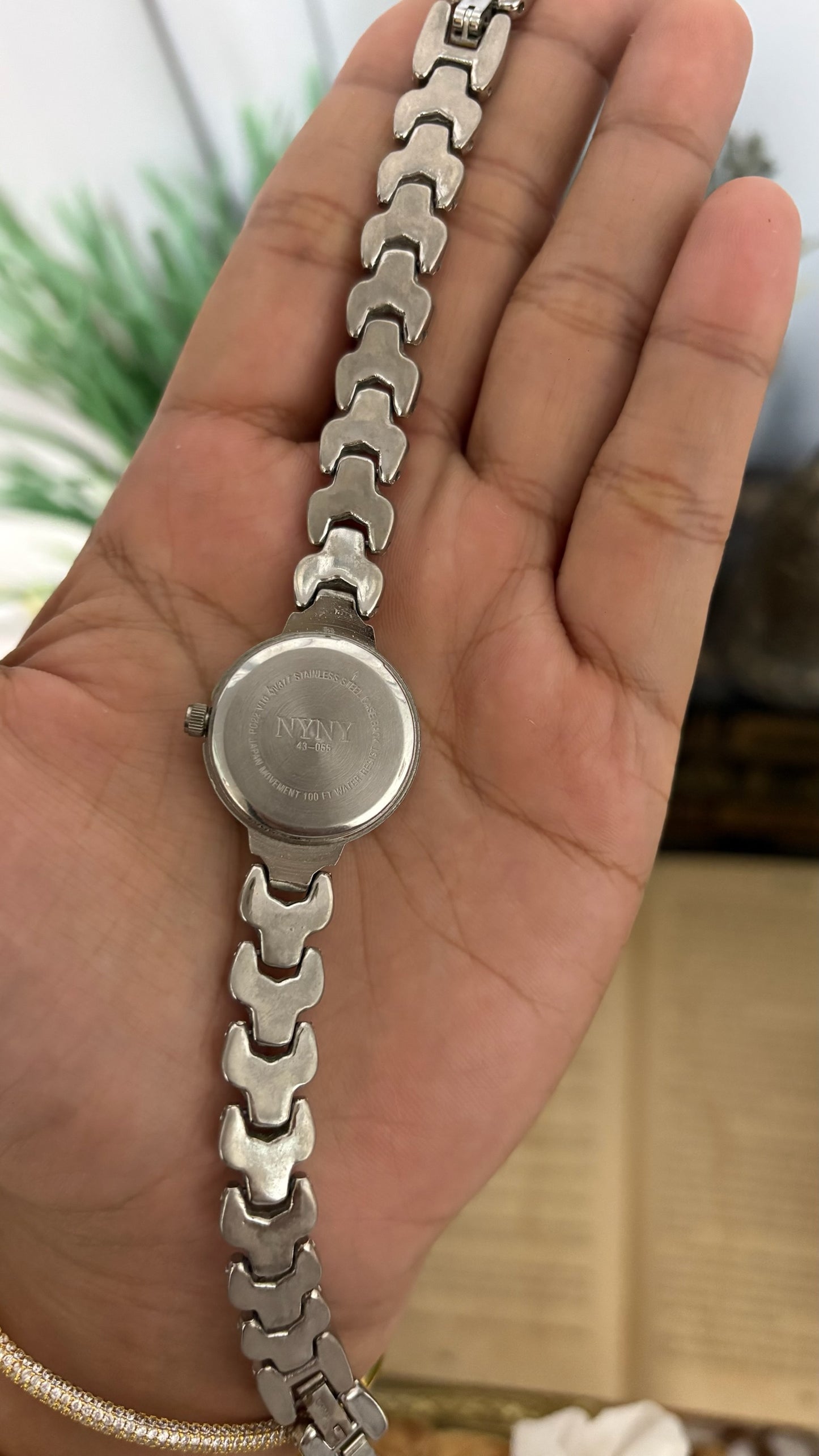 Vintage NYNY 100 FT Water Resist Petite Date Window Round Watch with Heart Shape End Links in Silver Tone Black Dial Quartz