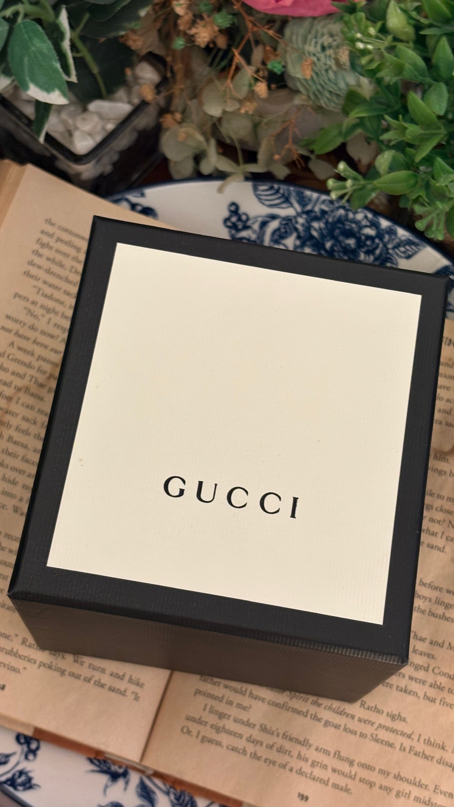 Rare Boxed Vintage Gucci Swiss 1400L Bangle Watch in Gold Tone Quartz