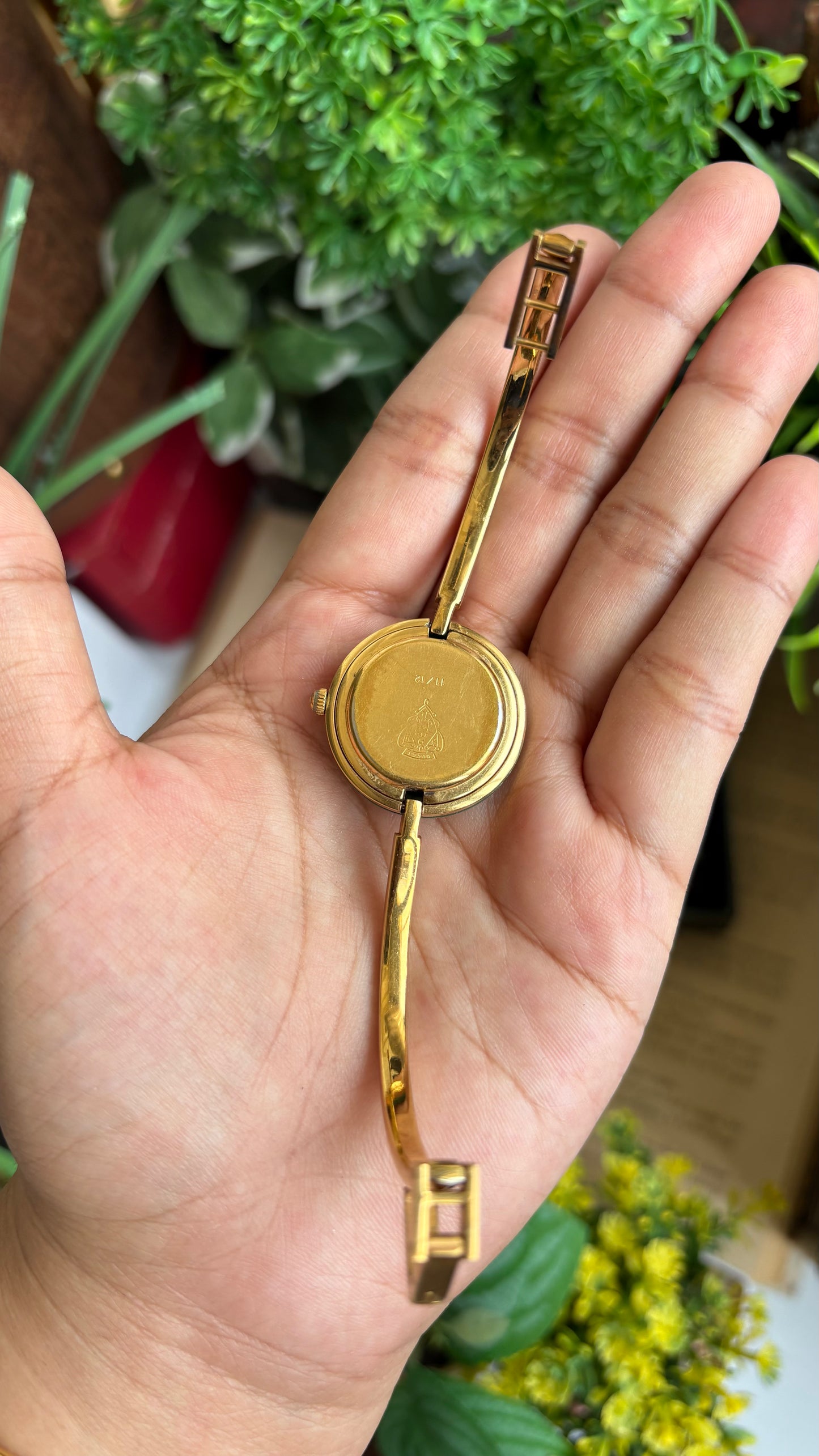Vintage Gucci 1100L Interchangeable Bezel Set Bangle Watch in Gold Tone Comes With Rare VIP Velvet Box and Metal Gold Ring