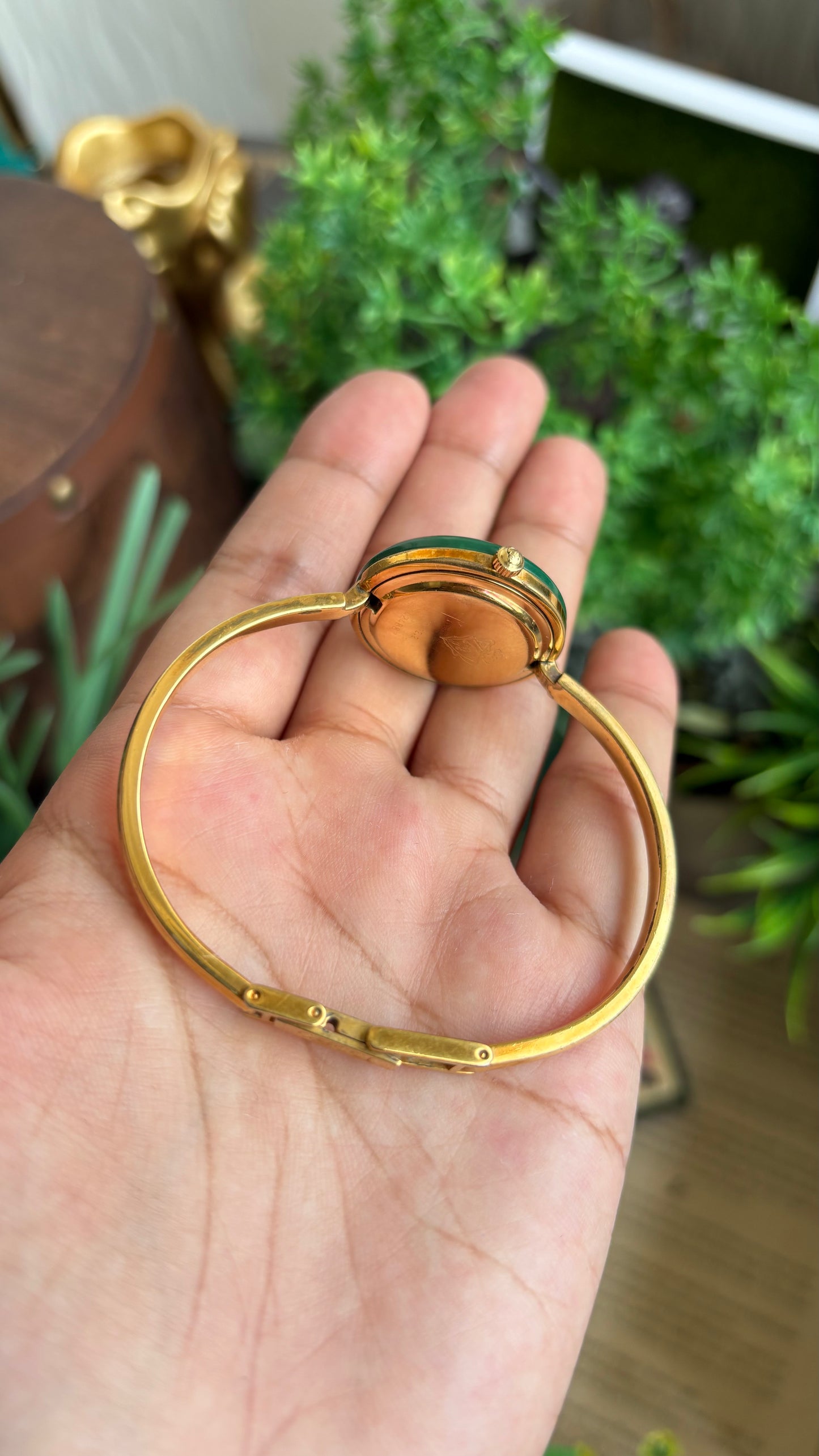 Vintage Gucci 1100L Interchangeable Bezel Set Bangle Watch in Gold Tone with Authenticity Card