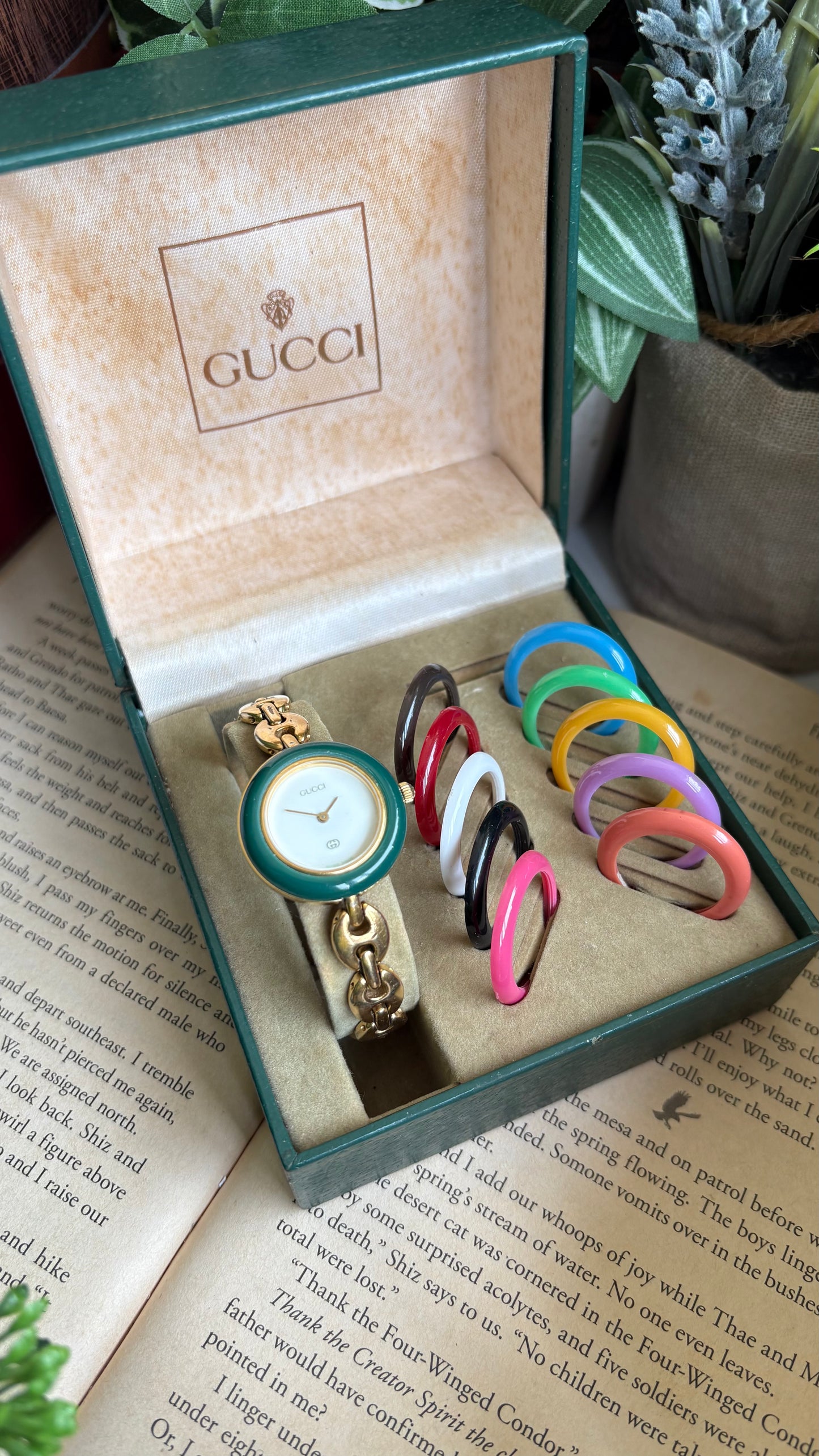 Vintage Gucci 1100L Interchangeable Bezel Set Marina Bracelet Watch in Gold Tone