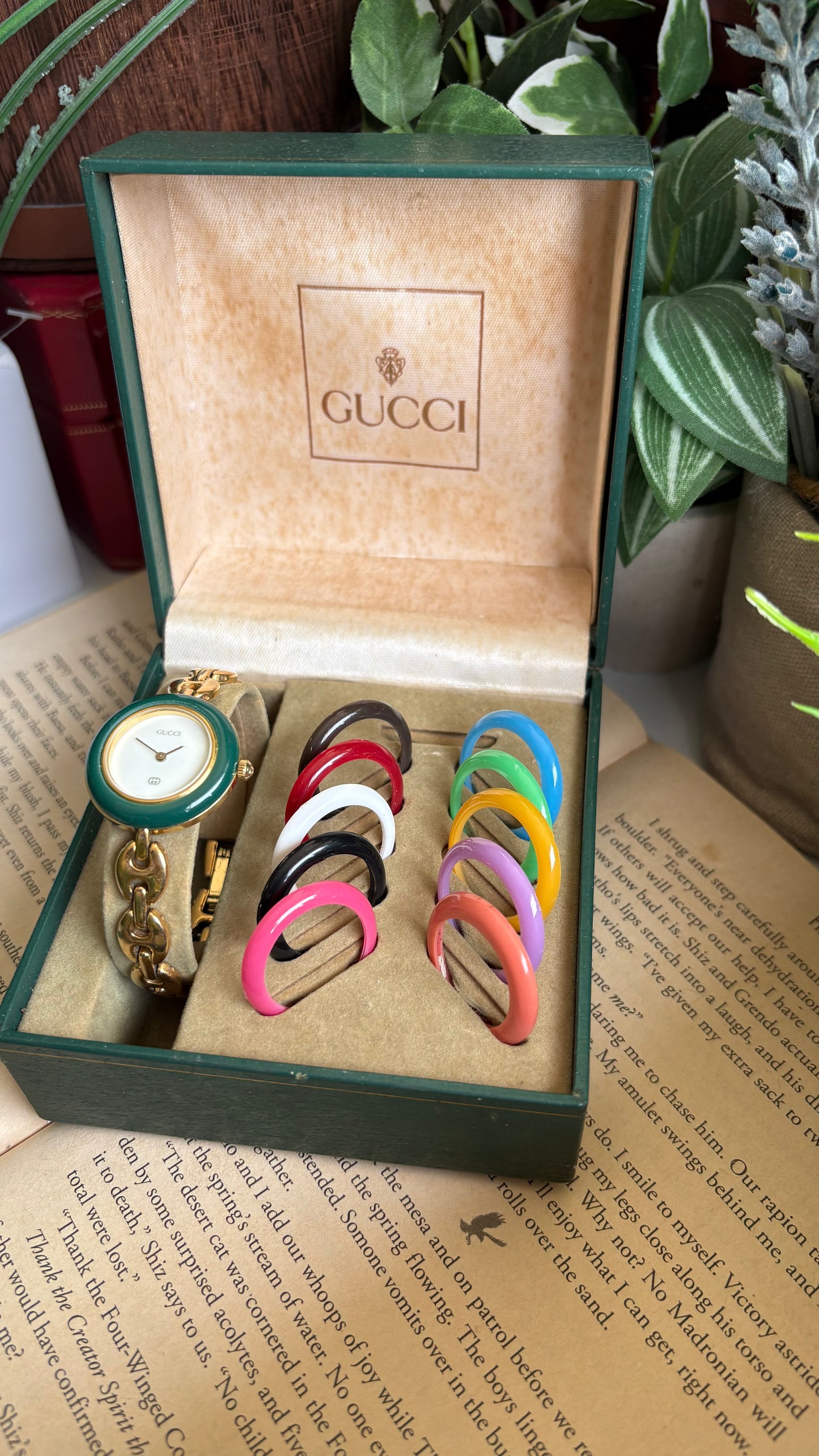 Vintage Gucci 1100L Interchangeable Bezel Set Marina Bracelet Watch in Gold Tone