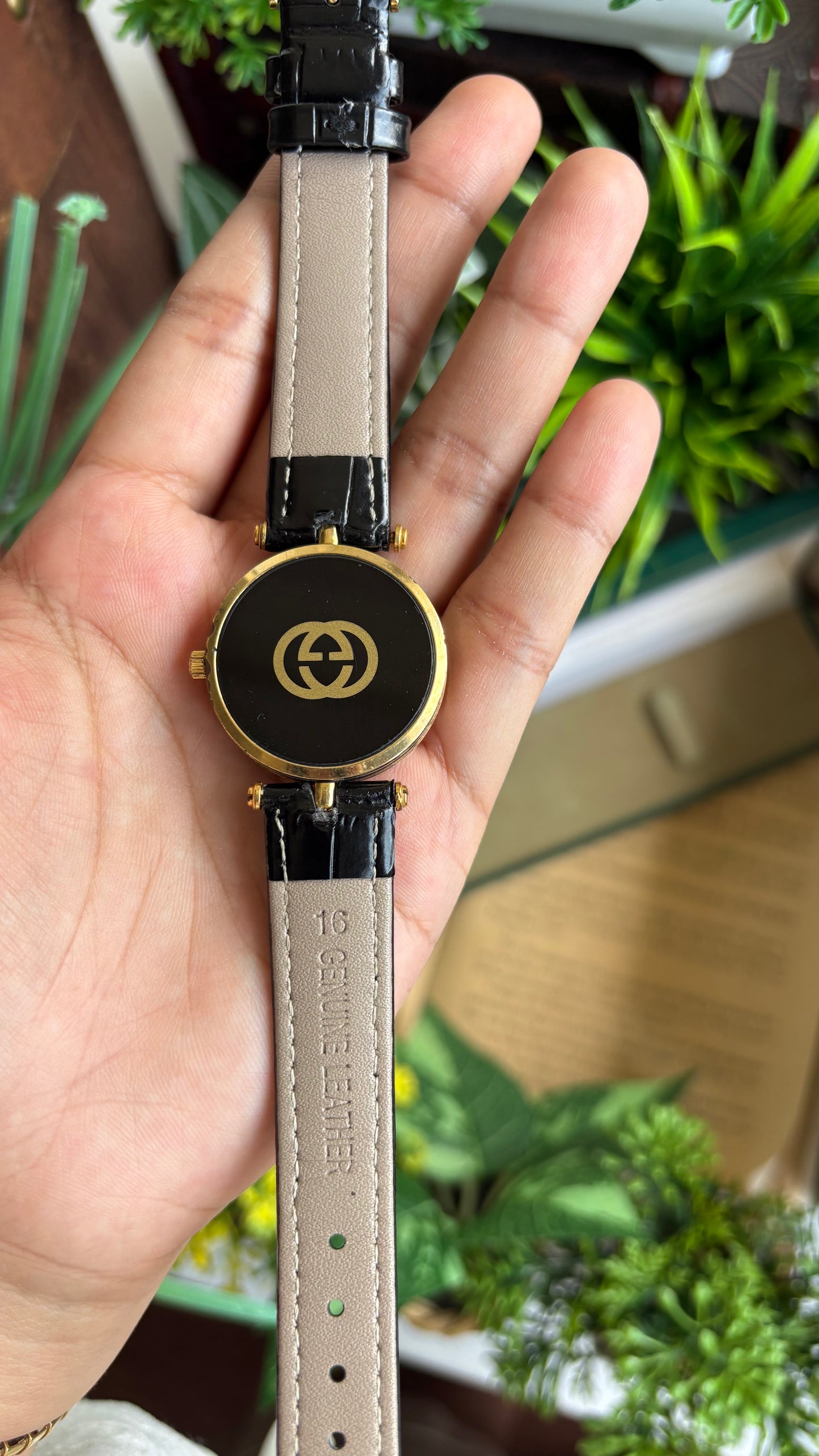 Vintage Gucci Watch in Black Leather Strap with Original Gucci Box
