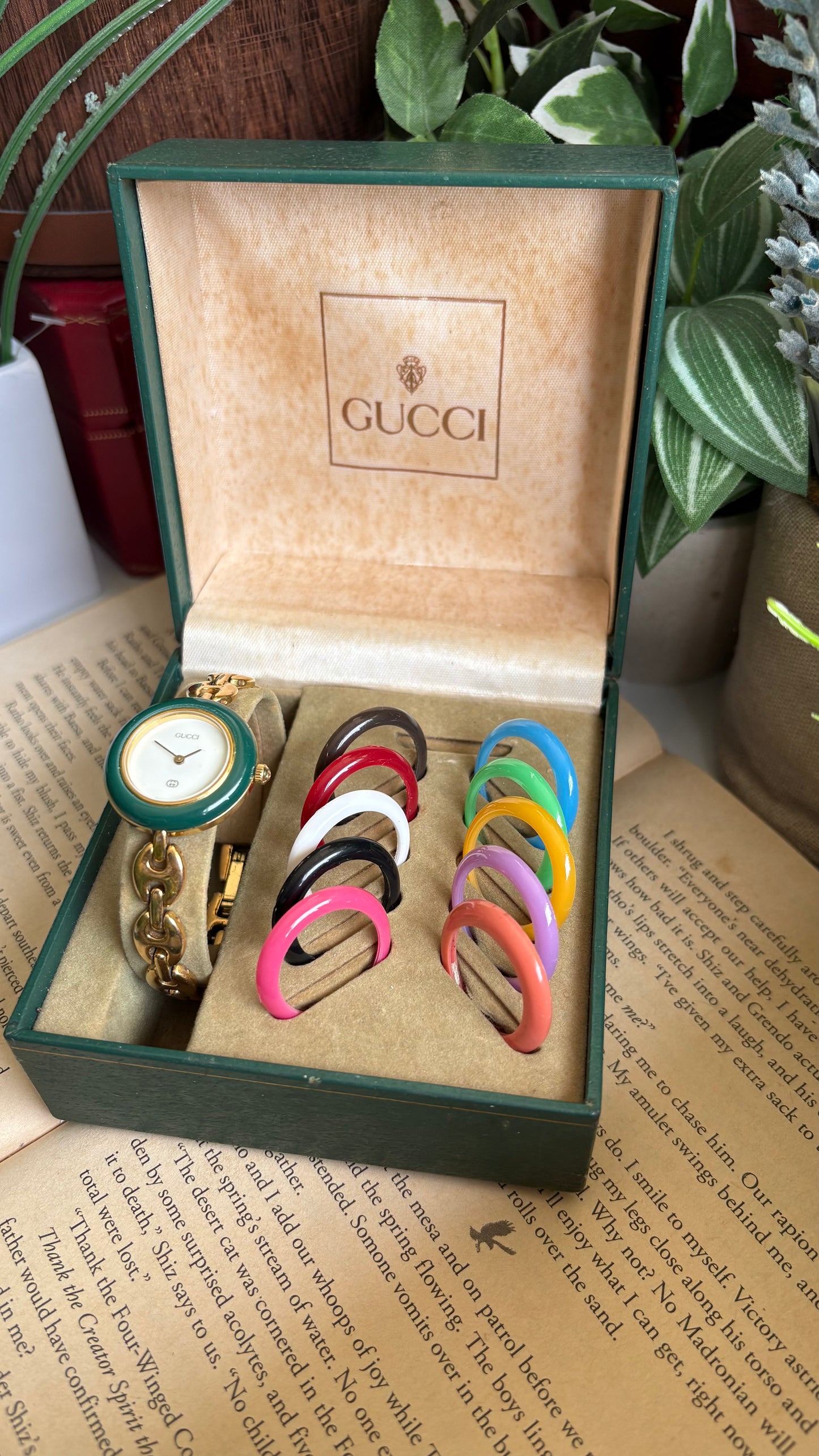 Vintage Gucci 1100L Interchangeable Bezel Set Marina Bracelet Watch in Gold Tone