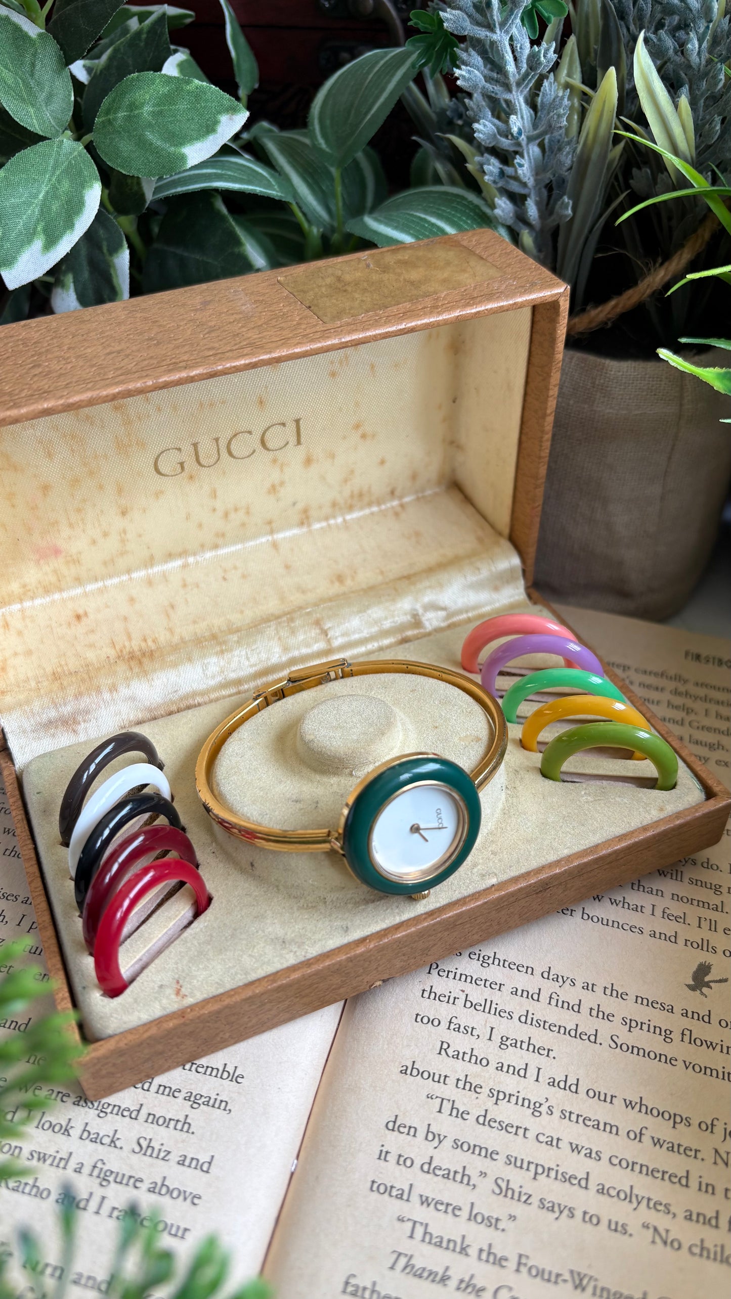 Vintage Gucci 1100L Interchangeable Bezel Set Bangle Watch in Gold Tone