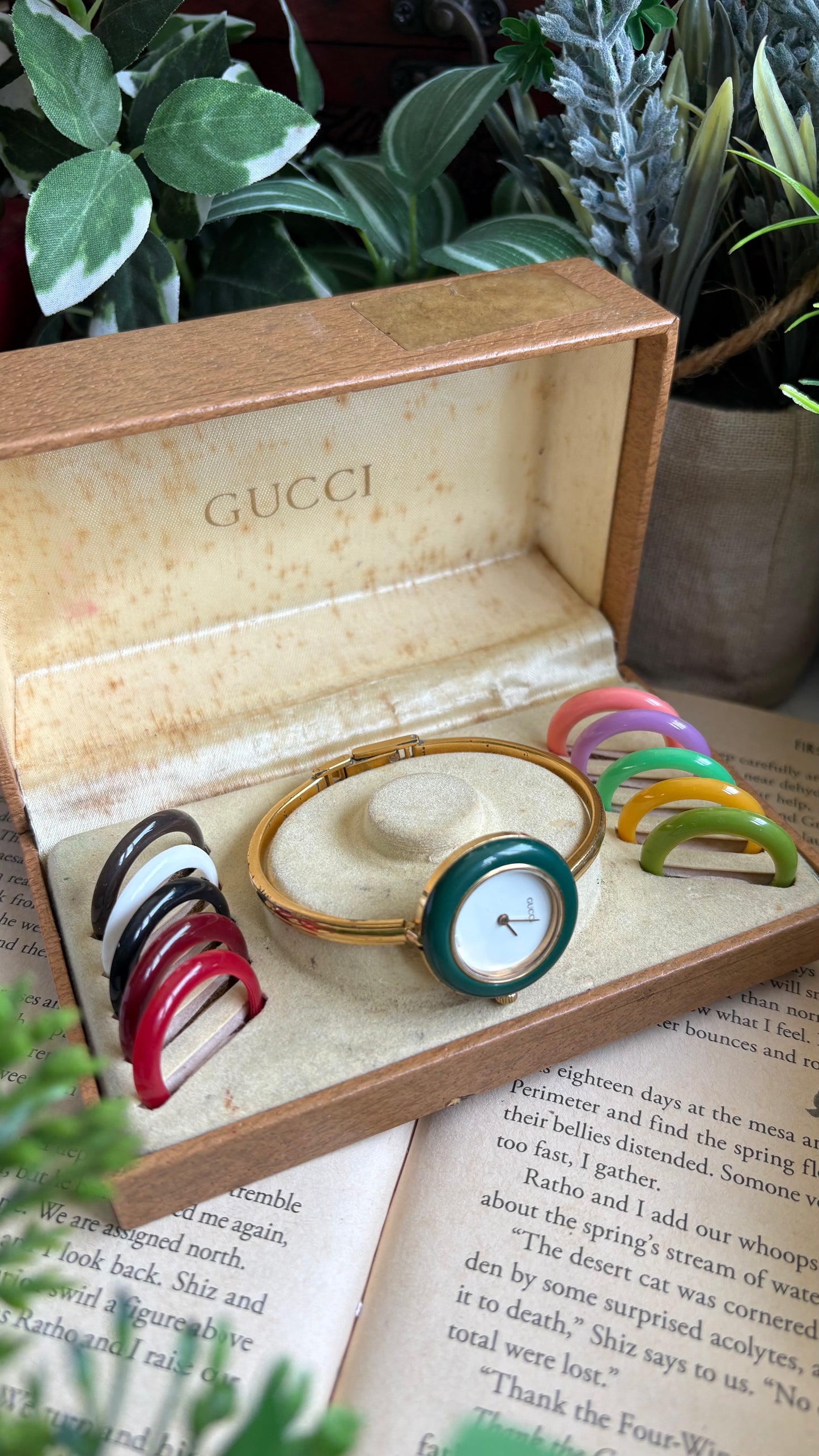 Vintage Gucci 1100L Interchangeable Bezel Set Bangle Watch in Gold Tone