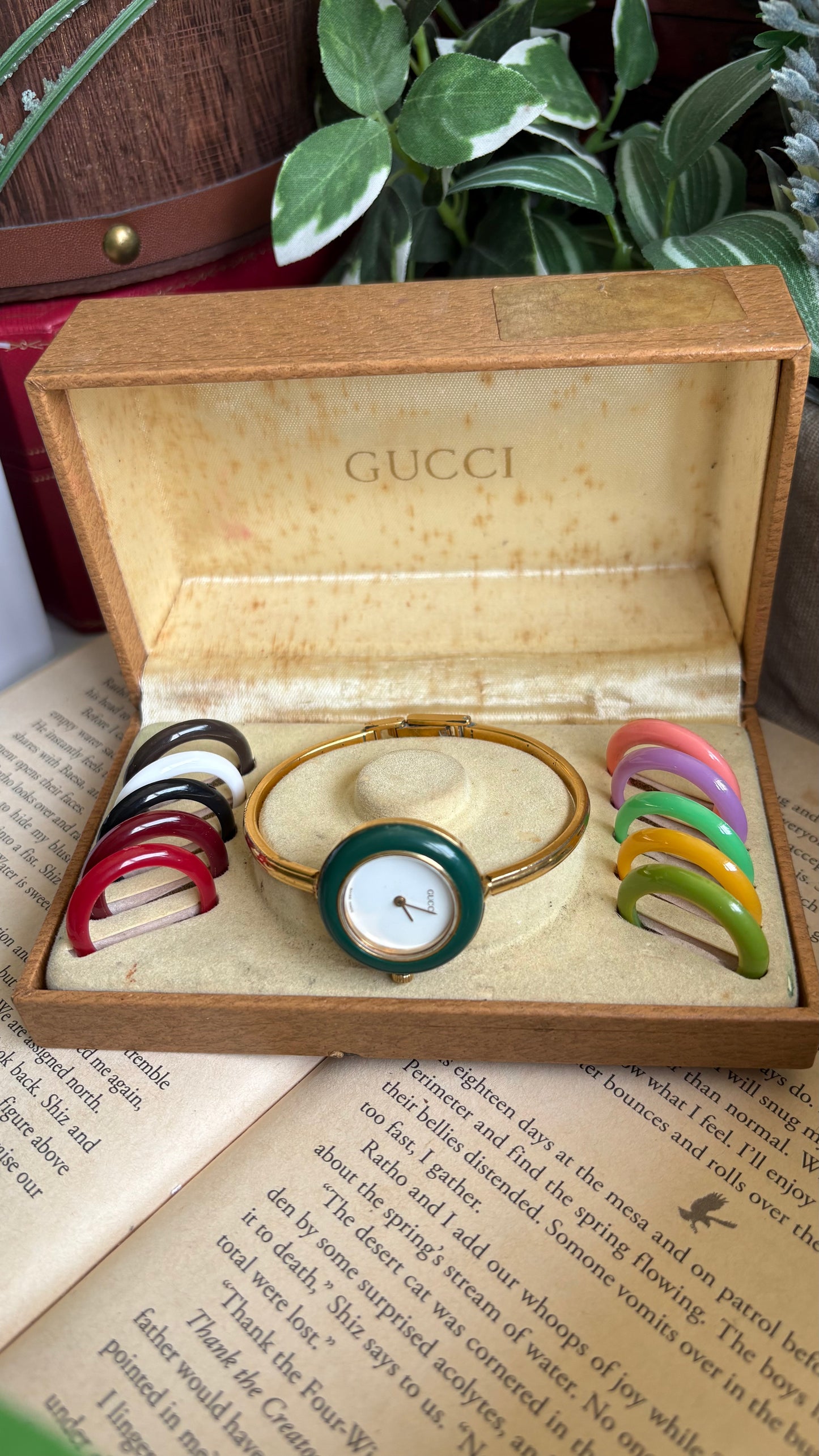 Vintage Gucci 1100L Interchangeable Bezel Set Bangle Watch in Gold Tone