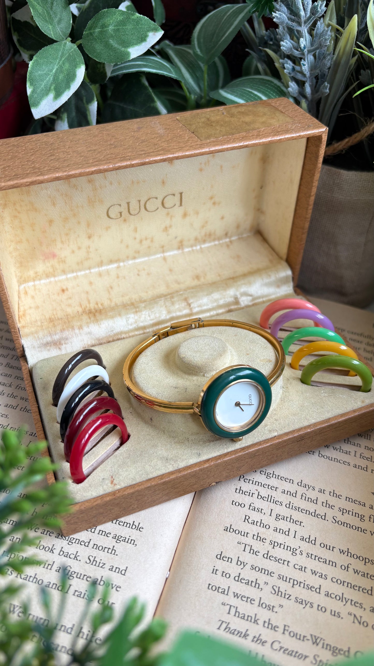 Vintage Gucci 1100L Interchangeable Bezel Set Bangle Watch in Gold Tone