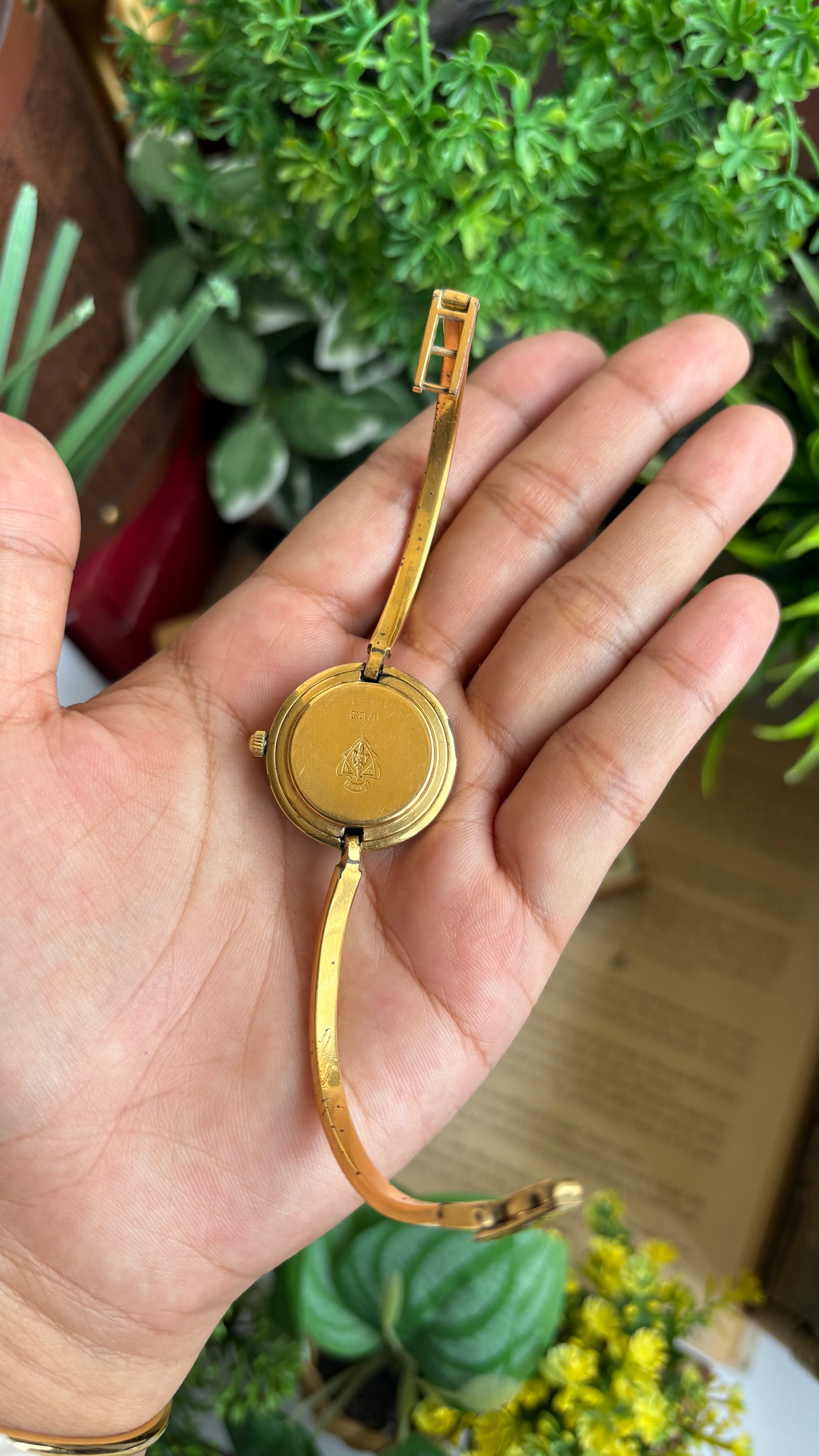 Vintage Gucci 1100L Interchangeable Bezel Set Bangle Watch in Gold Tone