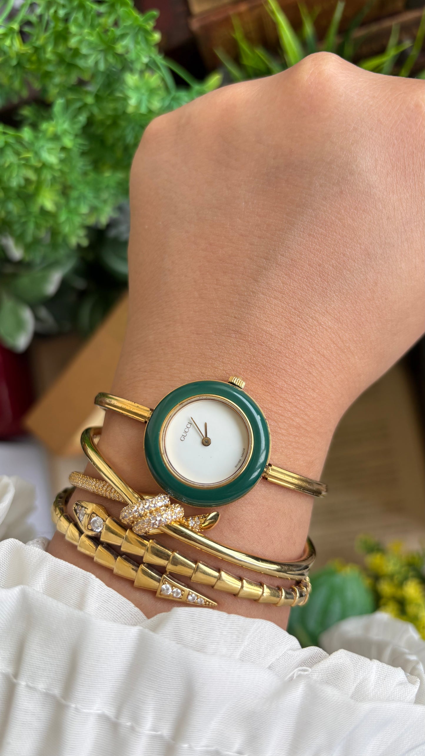 Vintage Gucci 1100L Interchangeable Bezel Set Bangle Watch in Gold Tone