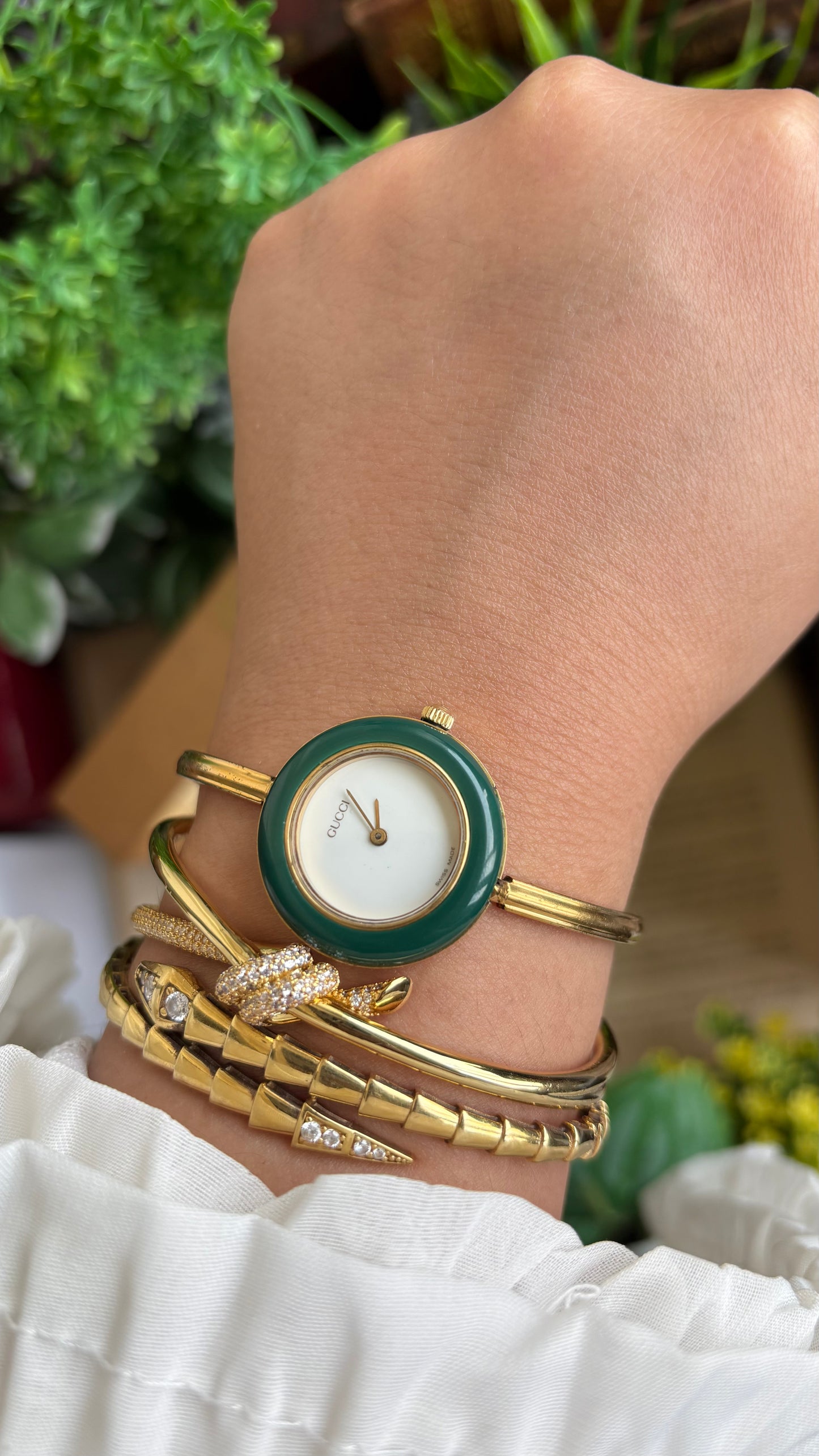 Vintage Gucci 1100L Interchangeable Bezel Set Bangle Watch in Gold Tone