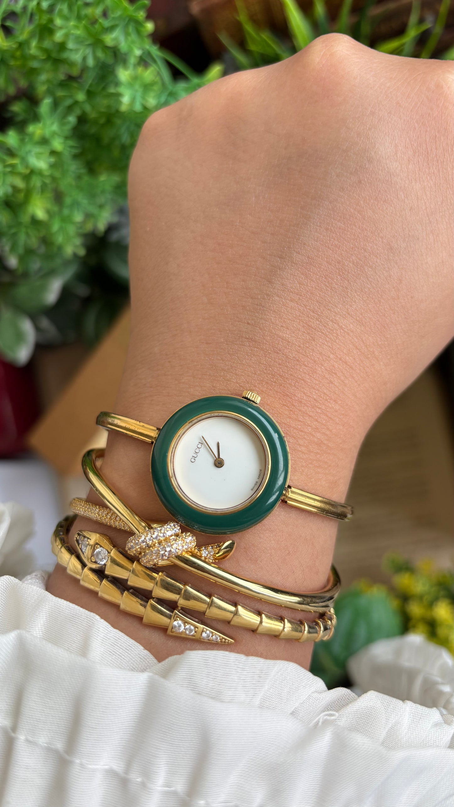 Vintage Gucci 1100L Interchangeable Bezel Set Bangle Watch in Gold Tone