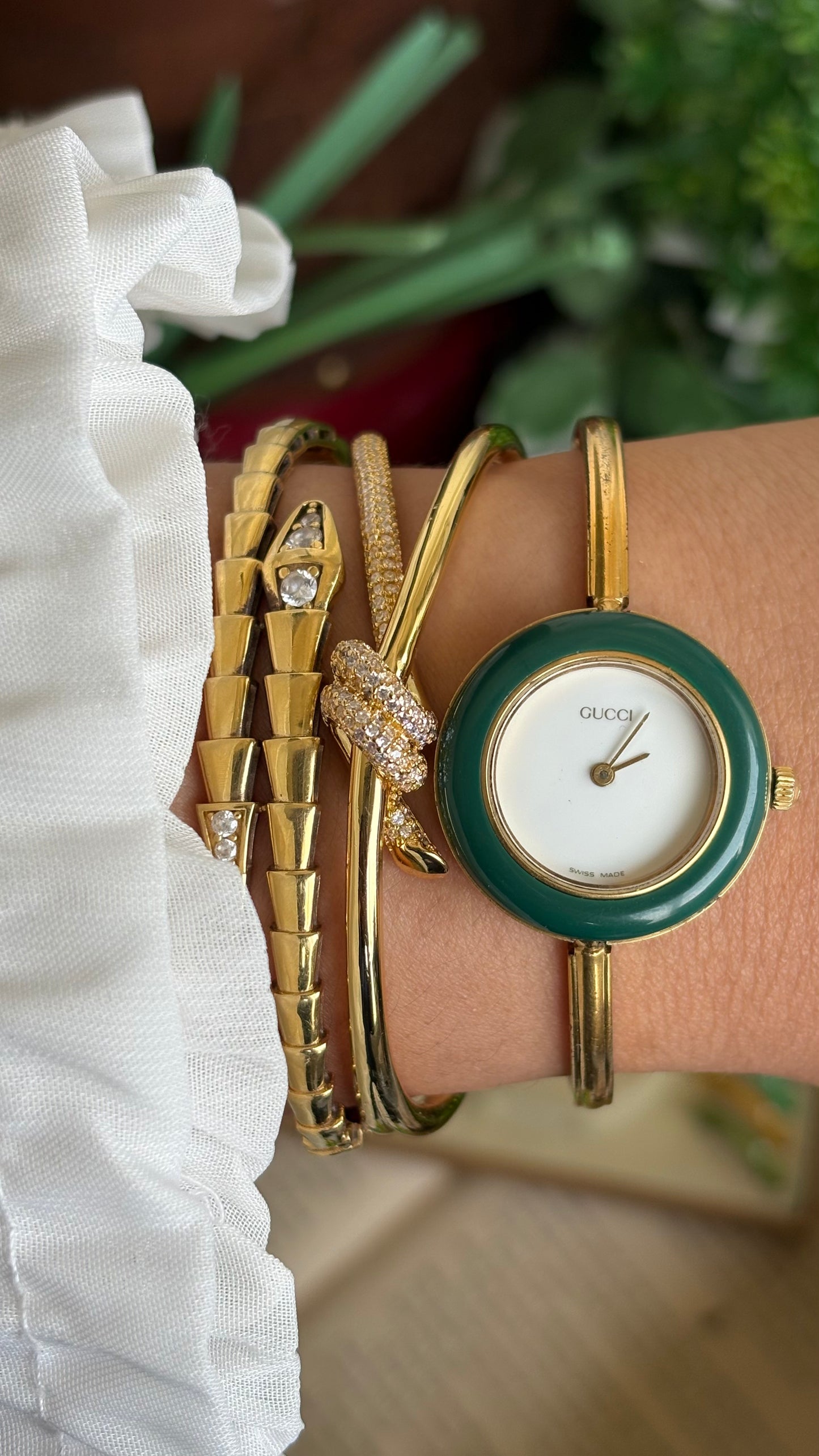 Vintage Gucci 1100L Interchangeable Bezel Set Bangle Watch in Gold Tone