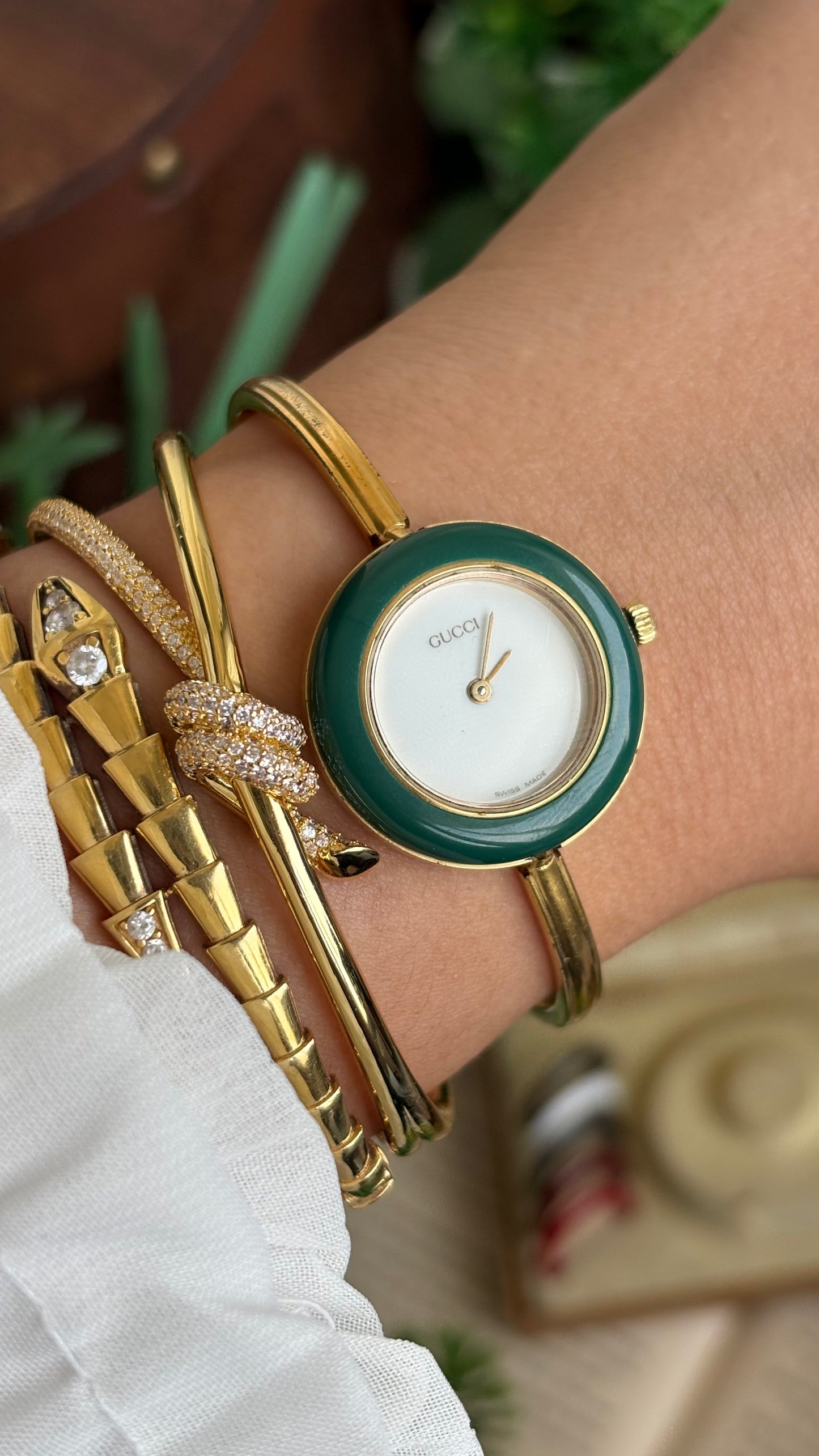 Vintage Gucci 1100L Interchangeable Bezel Set Bangle Watch in Gold Tone