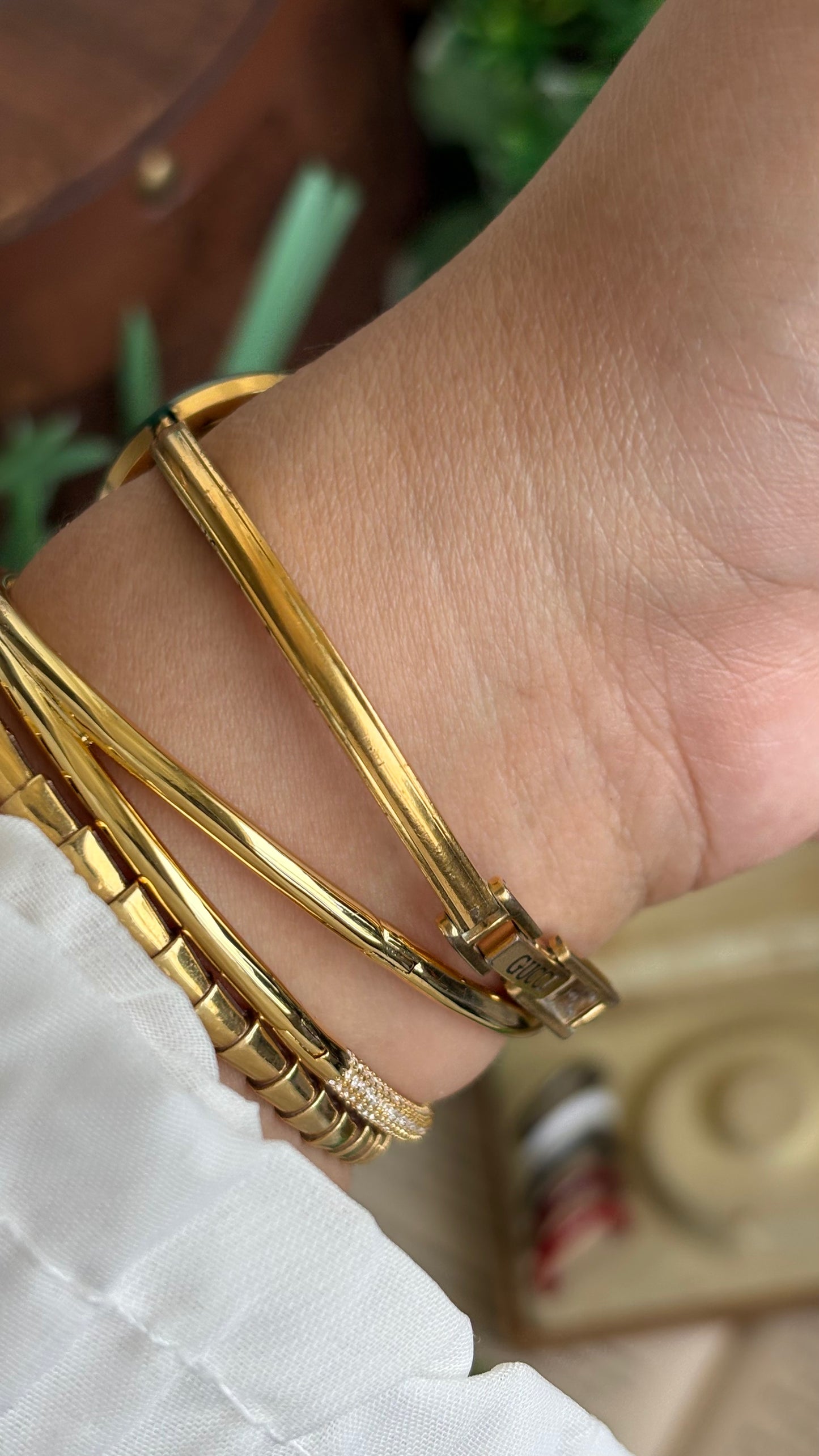 Vintage Gucci 1100L Interchangeable Bezel Set Bangle Watch in Gold Tone