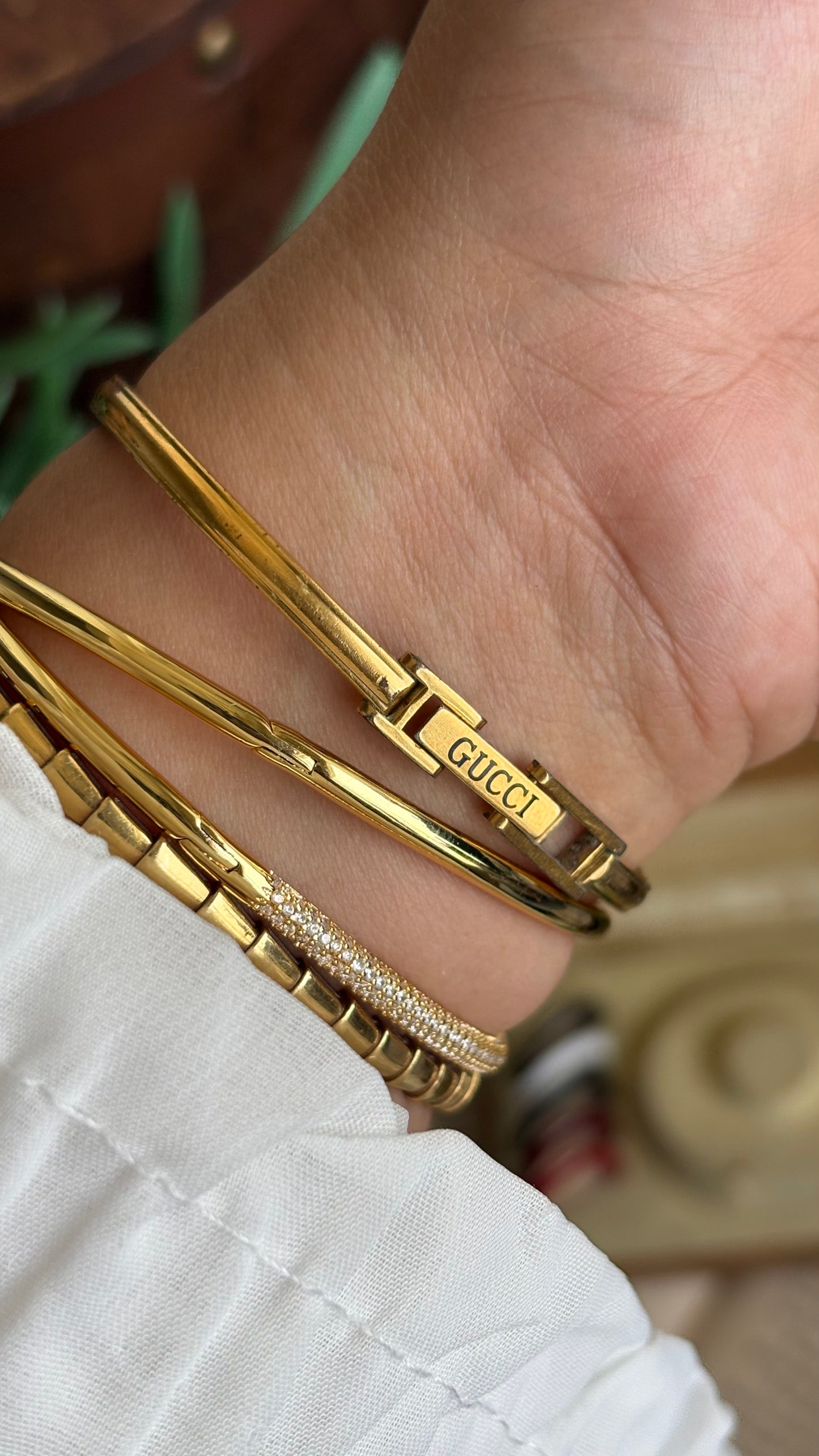Vintage Gucci 1100L Interchangeable Bezel Set Bangle Watch in Gold Tone