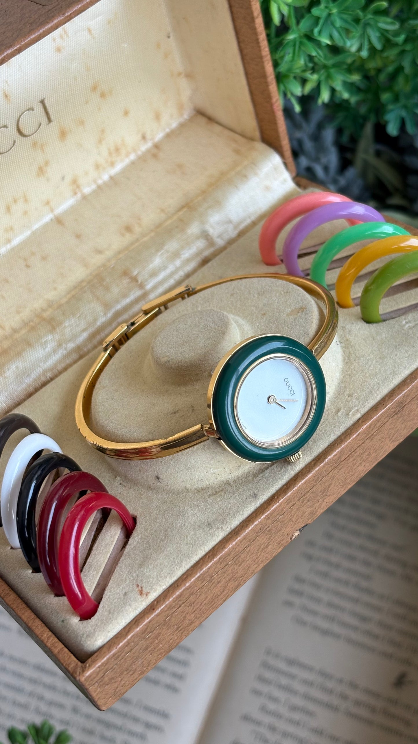 Vintage Gucci 1100L Interchangeable Bezel Set Bangle Watch in Gold Tone