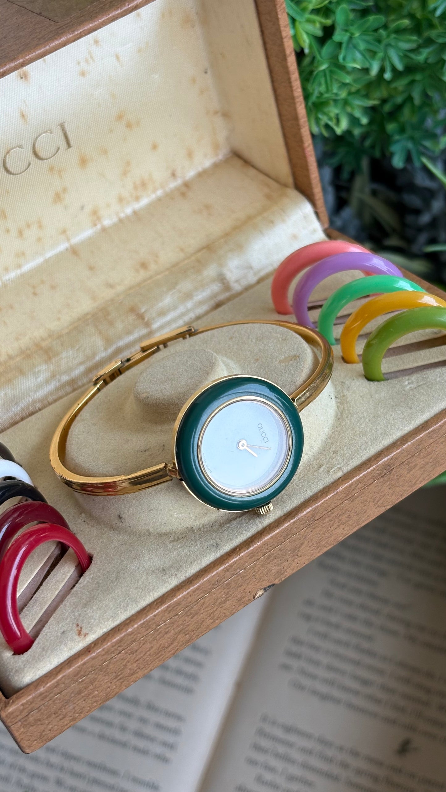 Vintage Gucci 1100L Interchangeable Bezel Set Bangle Watch in Gold Tone