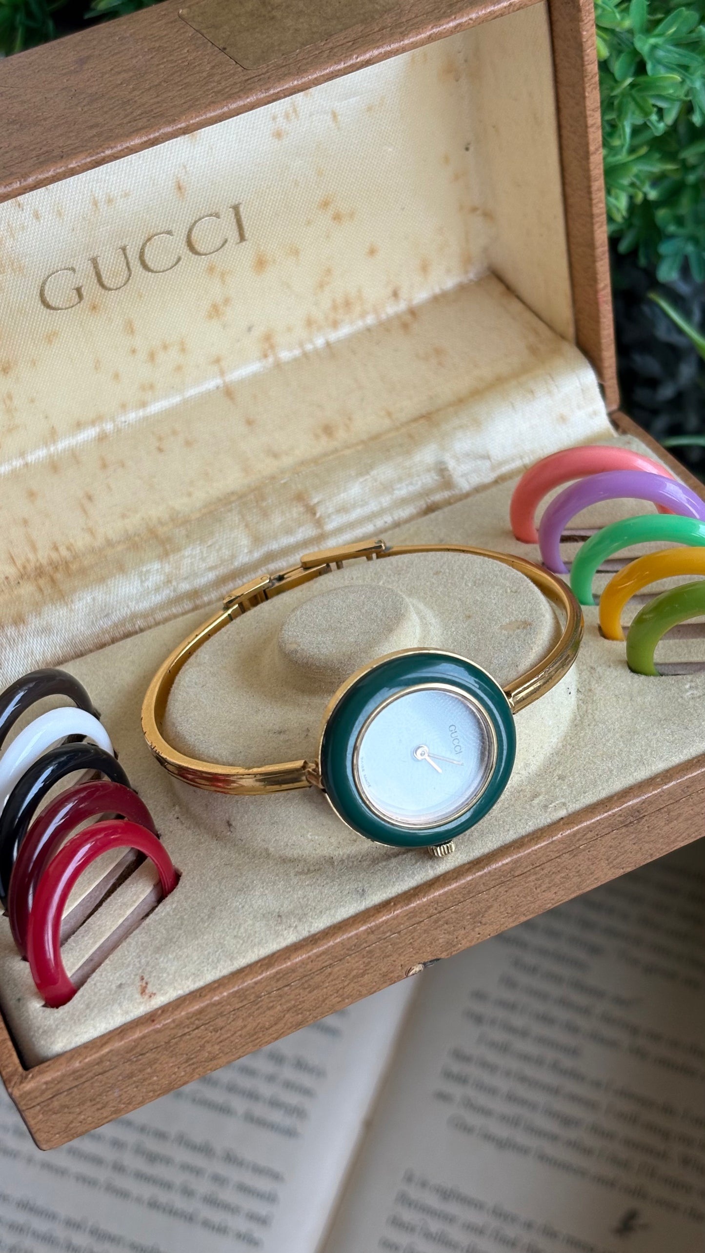 Vintage Gucci 1100L Interchangeable Bezel Set Bangle Watch in Gold Tone