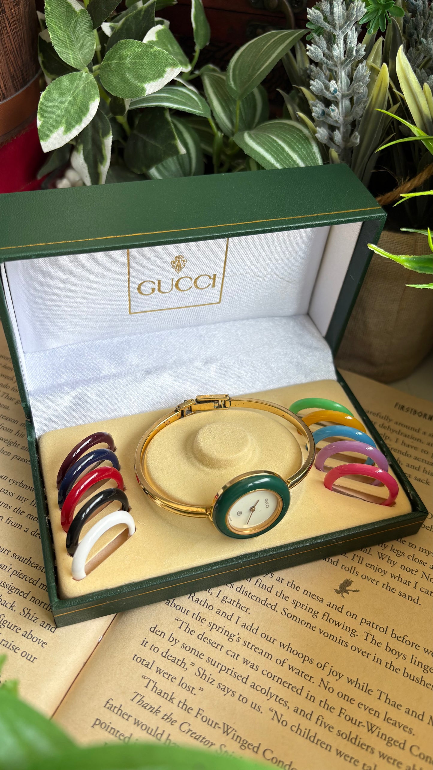 Vintage Gucci 1100L Interchangeable Bezel Set Bangle Watch in Gold Tone