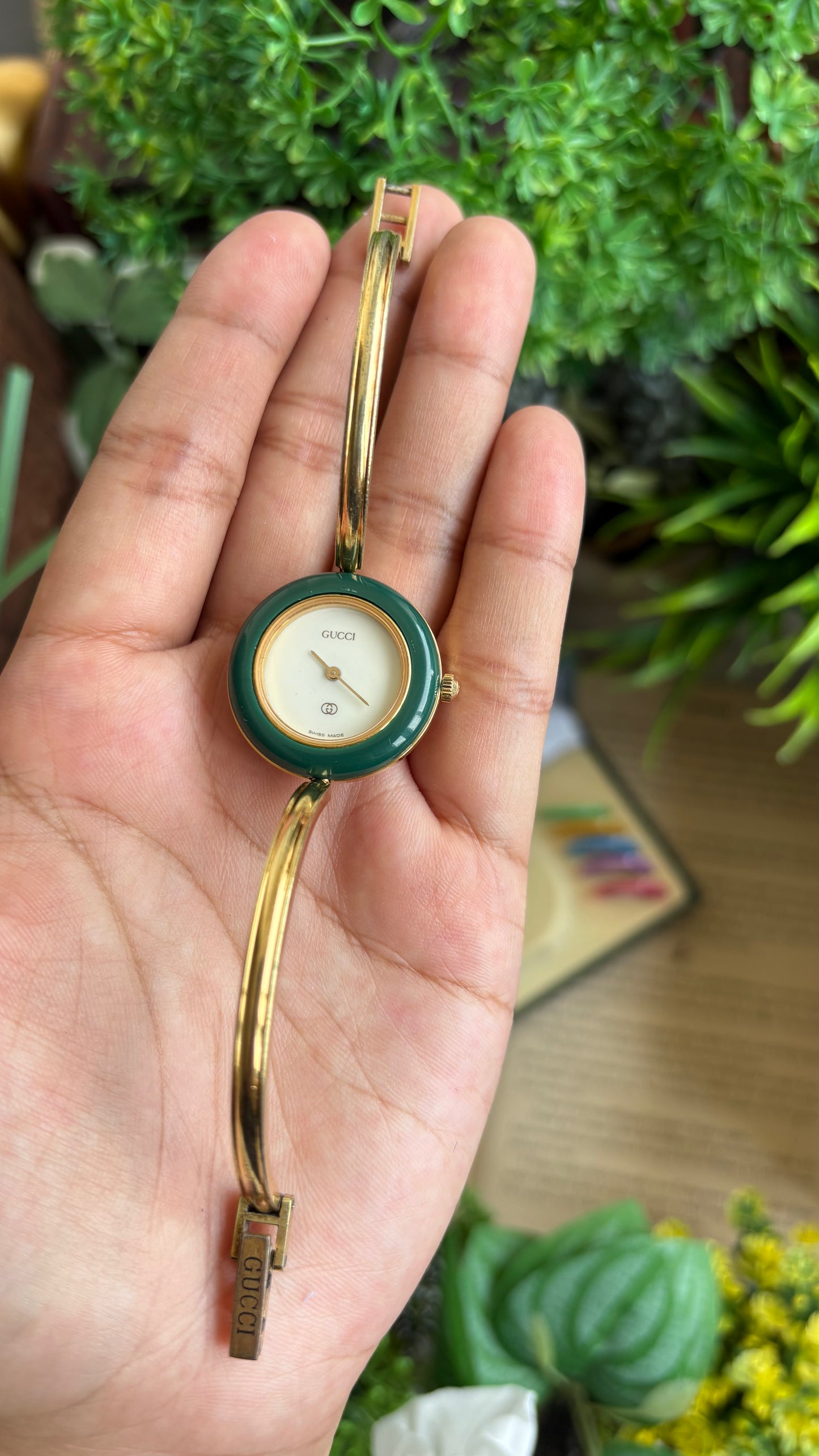 Vintage Gucci 1100L Interchangeable Bezel Set Bangle Watch in Gold Tone