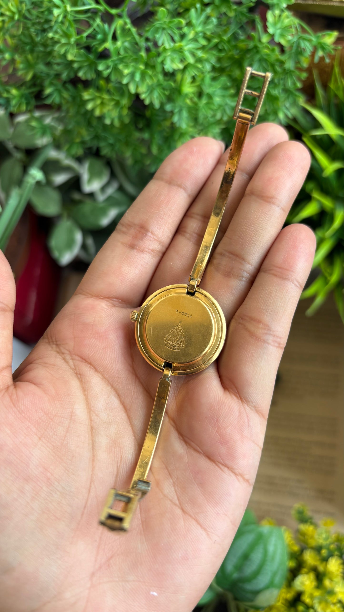 Vintage Gucci 1100L Interchangeable Bezel Set Bangle Watch in Gold Tone