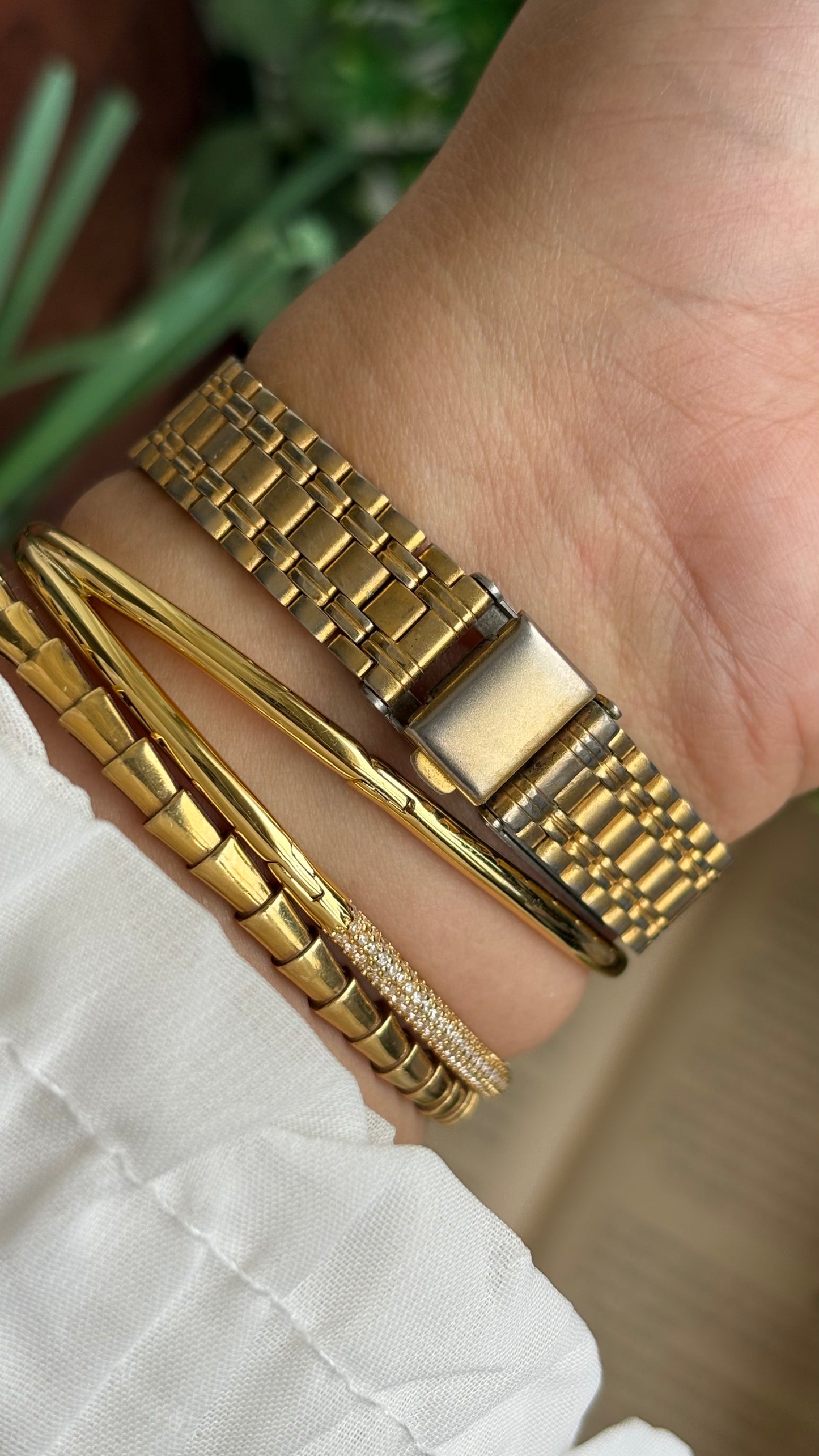 Vintage Gucci 9200L Swiss Watch in Gold Tone with Window Date