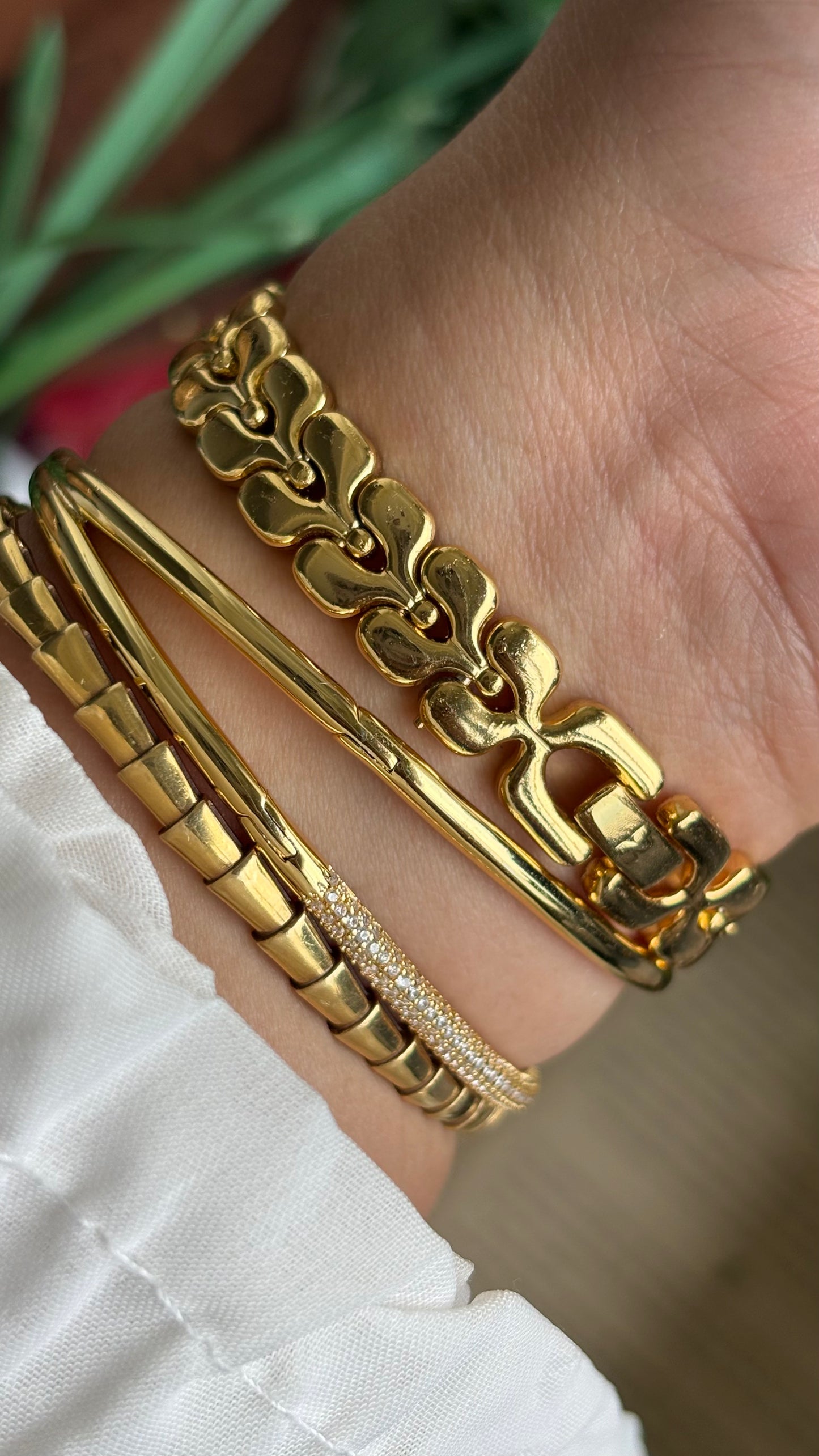 Vintage Nina Ricci Watch in Gold Tone Gold Dial
