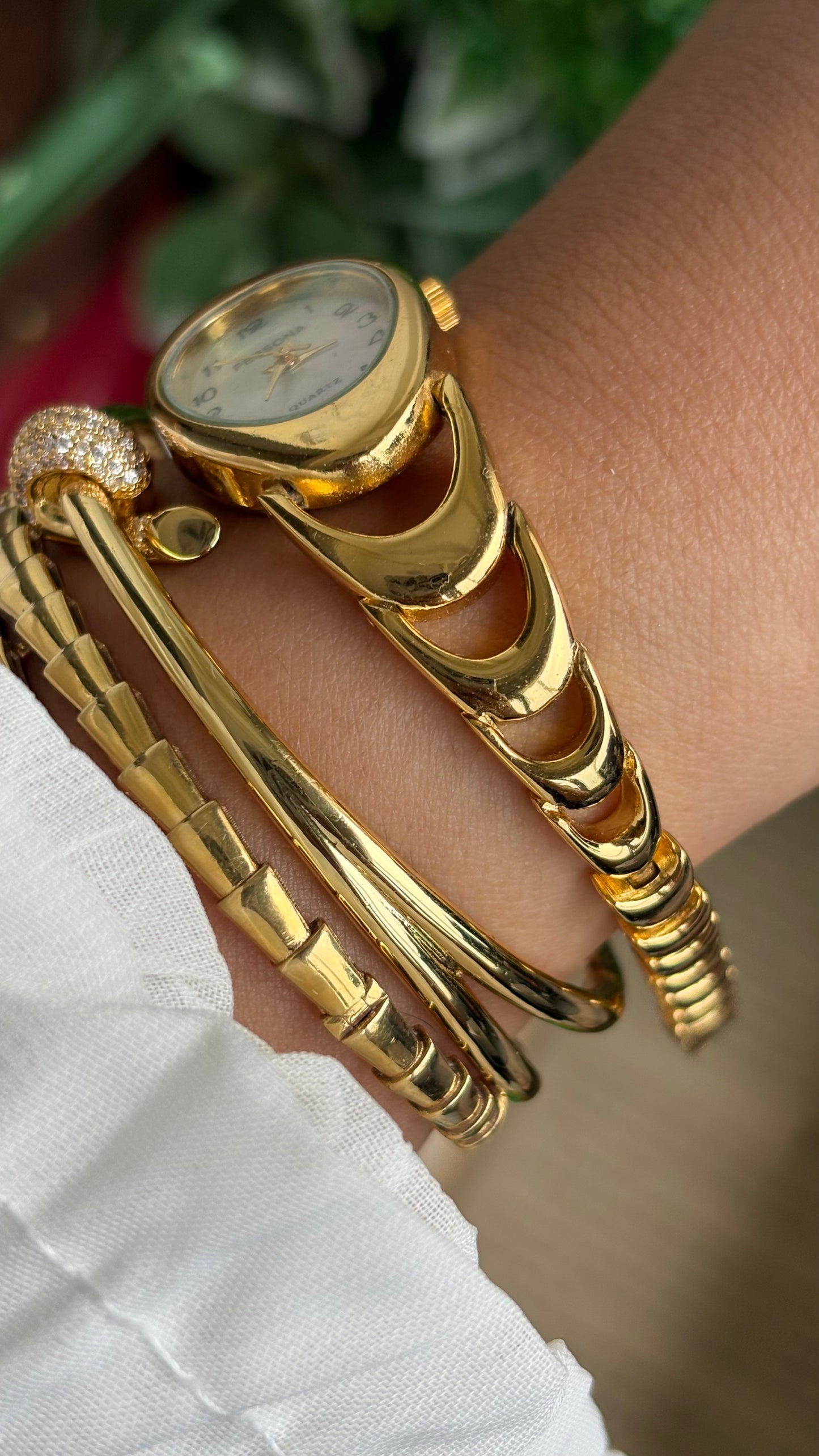 Vintage Persona Watch in Gold Tone Oval Face Pearl Dial
