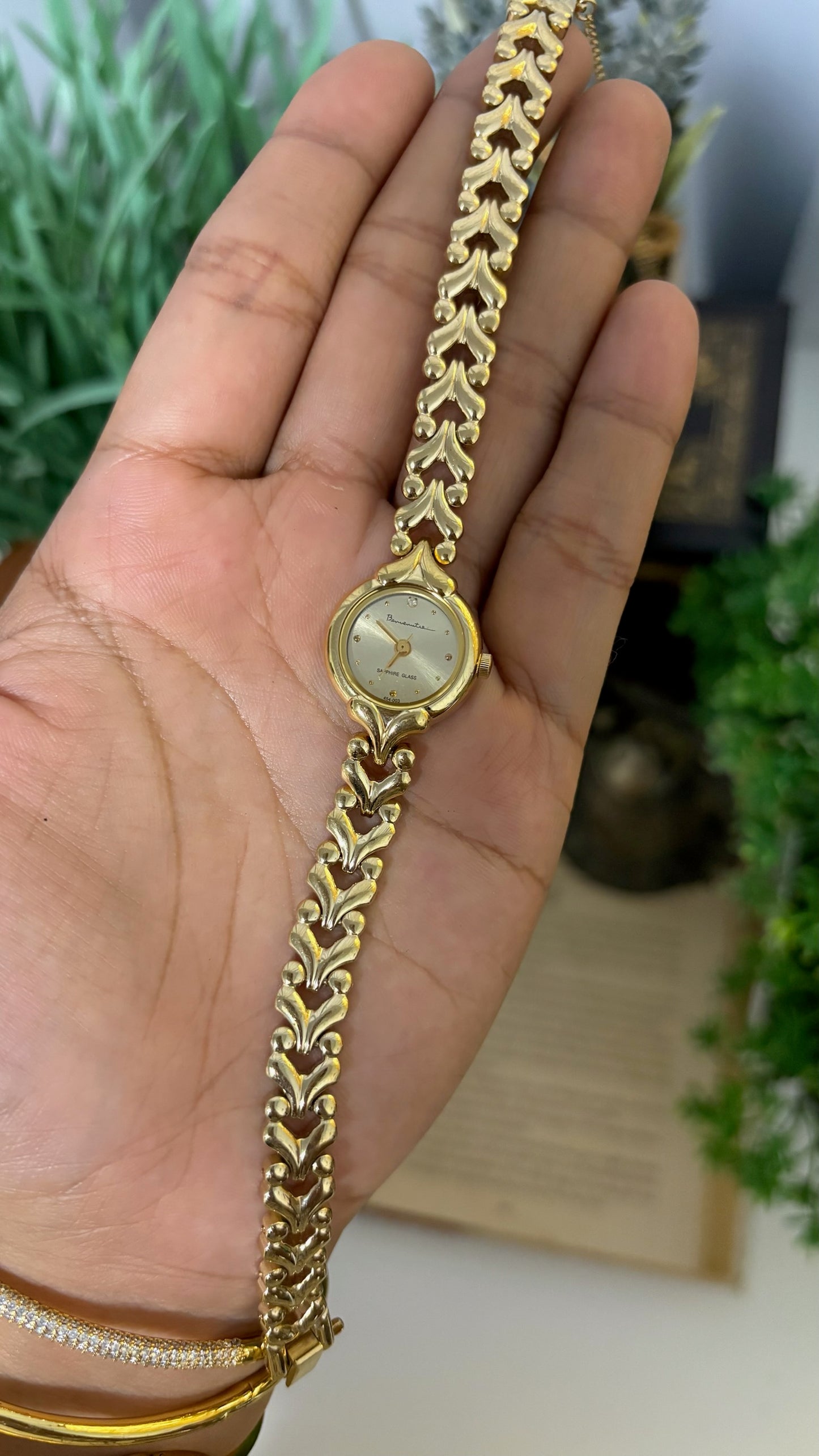 Vintage Benvenuto Round Sapphire Glass Dress Watch with Chevron Arrow Links in Gold Tone Quartz