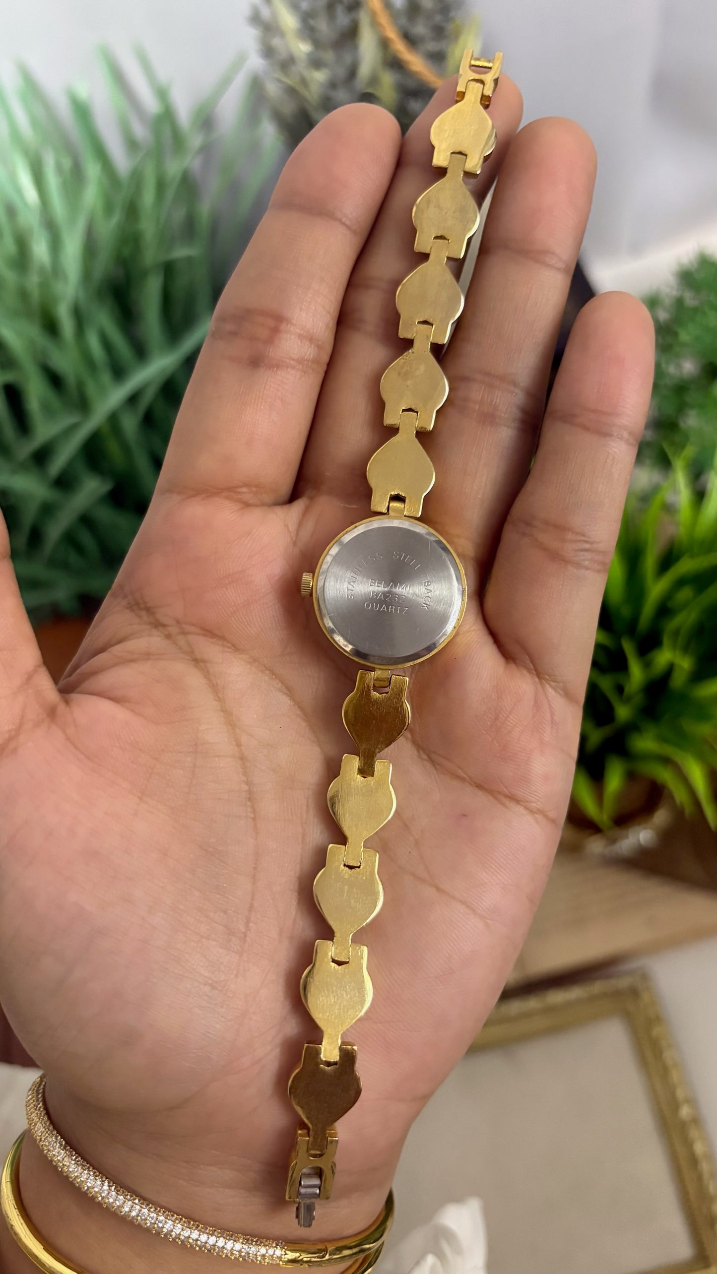 Vintage Belami Round Watch with Two-Tone Heart Link Bracelet Quartz